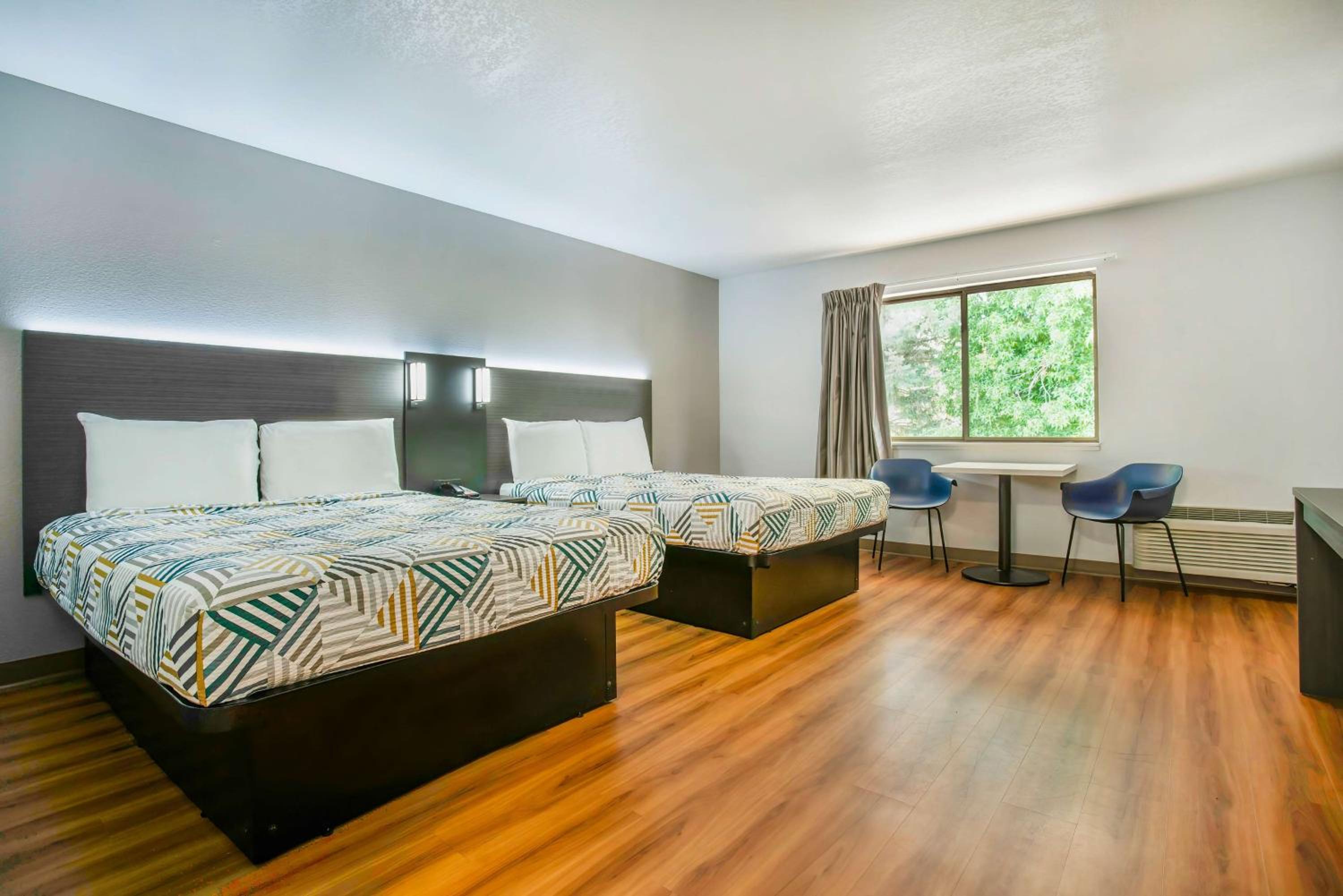 Queen Room with Two Queen Beds - Non-Smoking - Photo 3