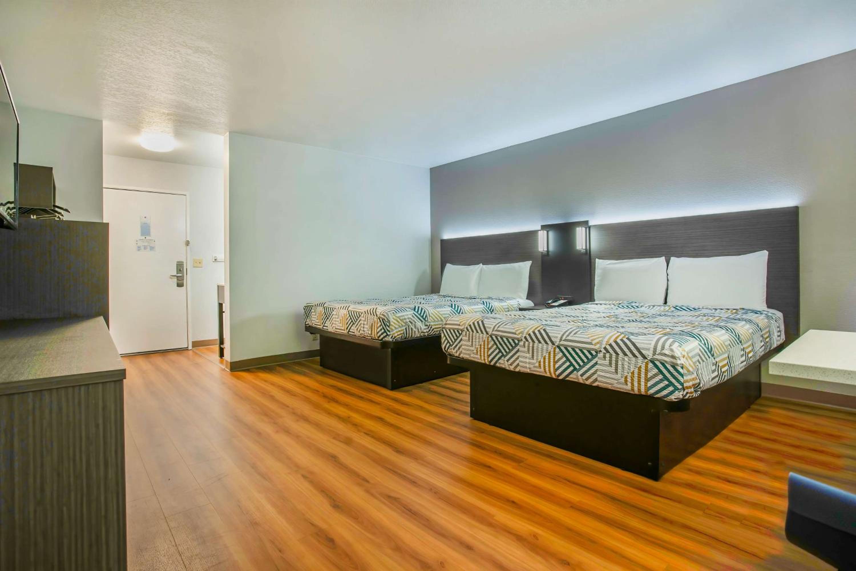 Queen Room with Two Queen Beds - Non-Smoking - Photo 4