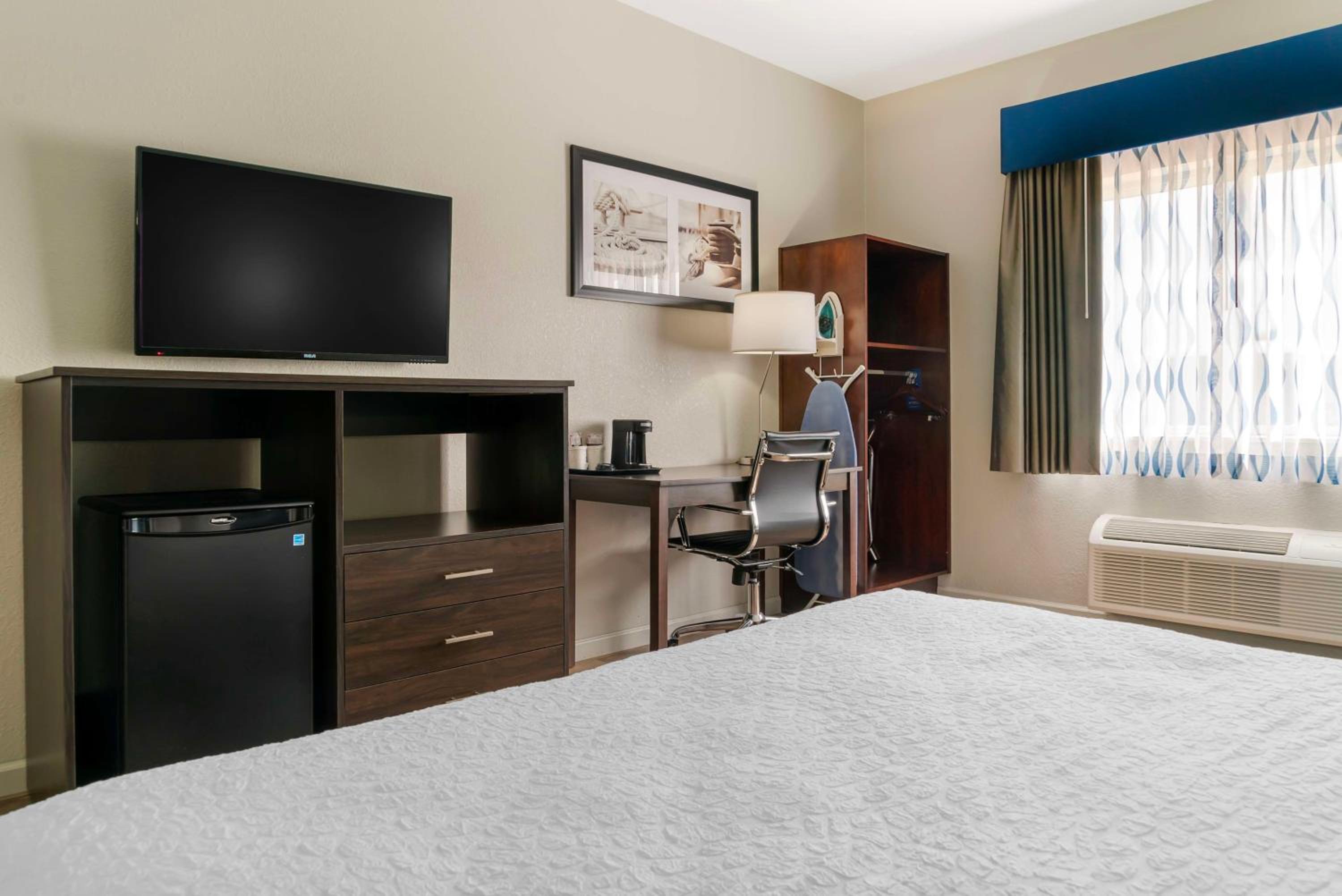 King Room with Walk-in Shower - Disability Access - Photo 4
