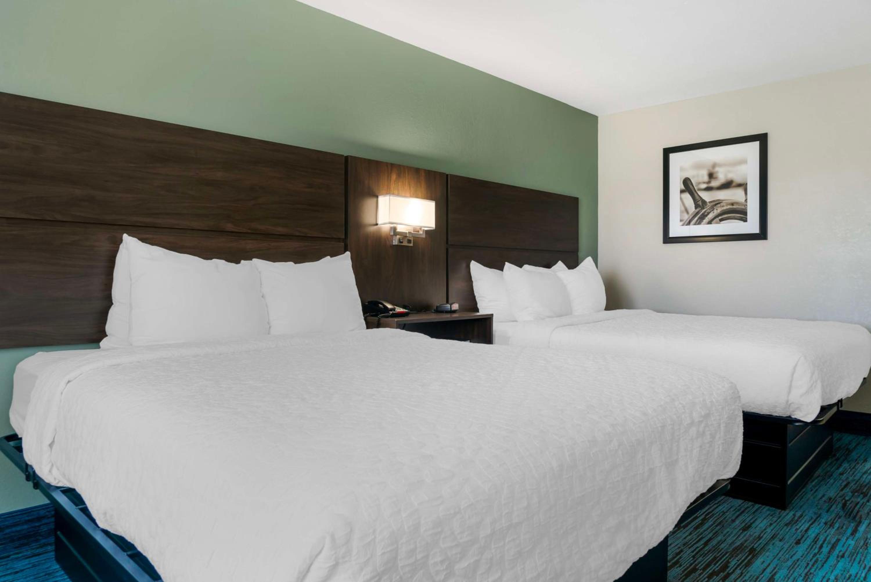 Queen Room with Two Queen Beds - Photo 2