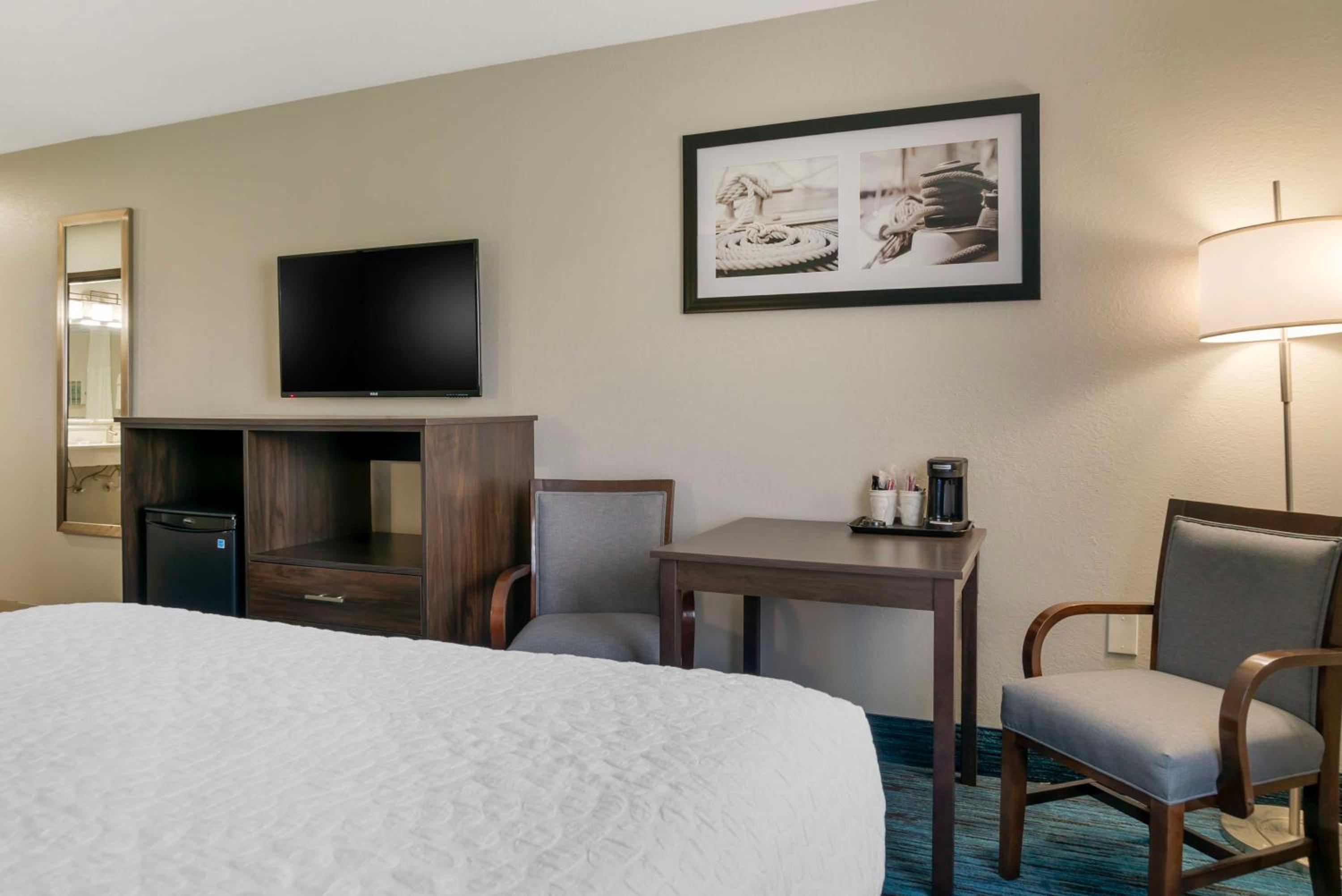 Queen Room with Two Queen Beds - Photo 3