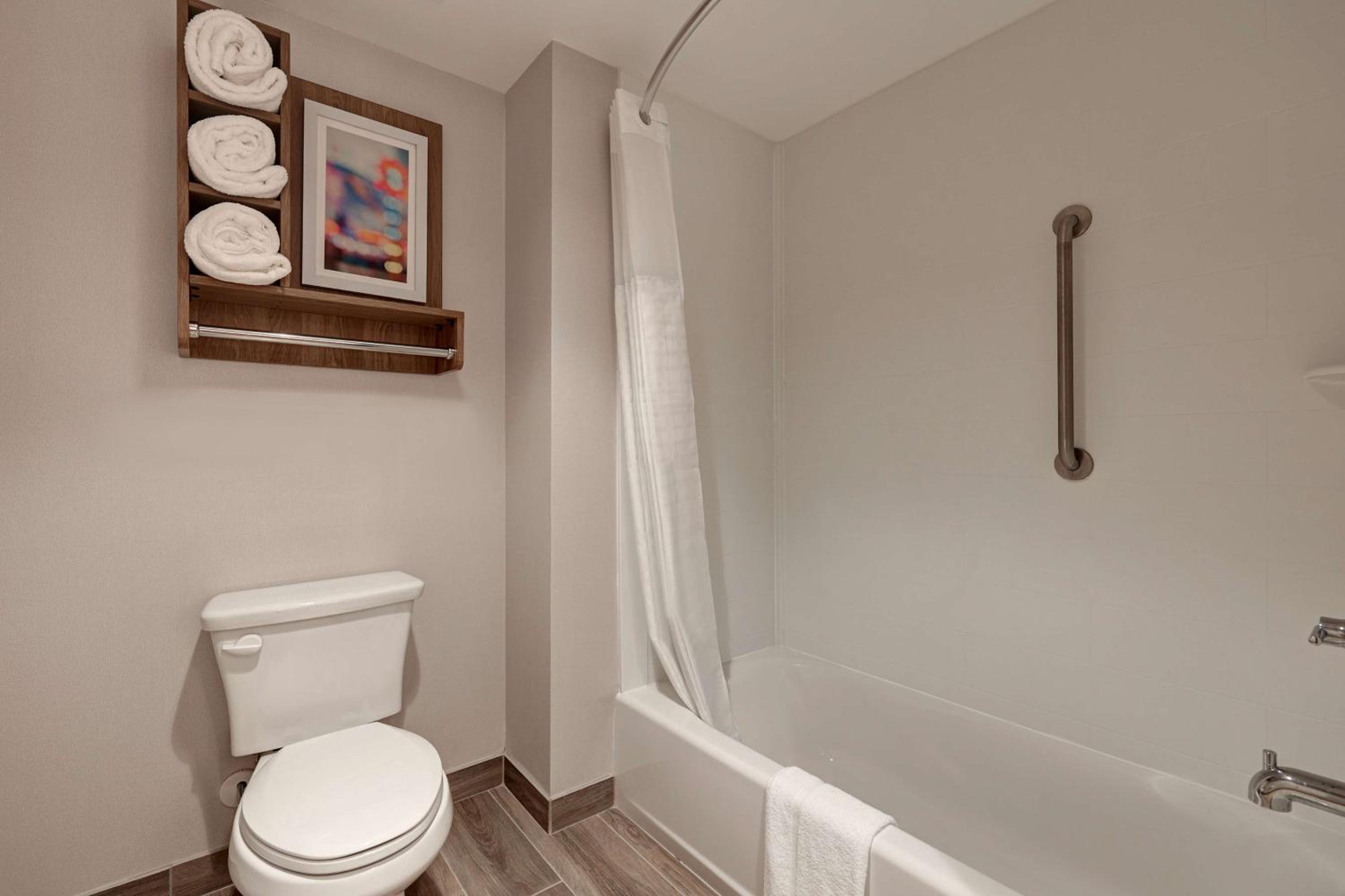 One-Bedroom Queen Suite with Two Queen Beds photo 3