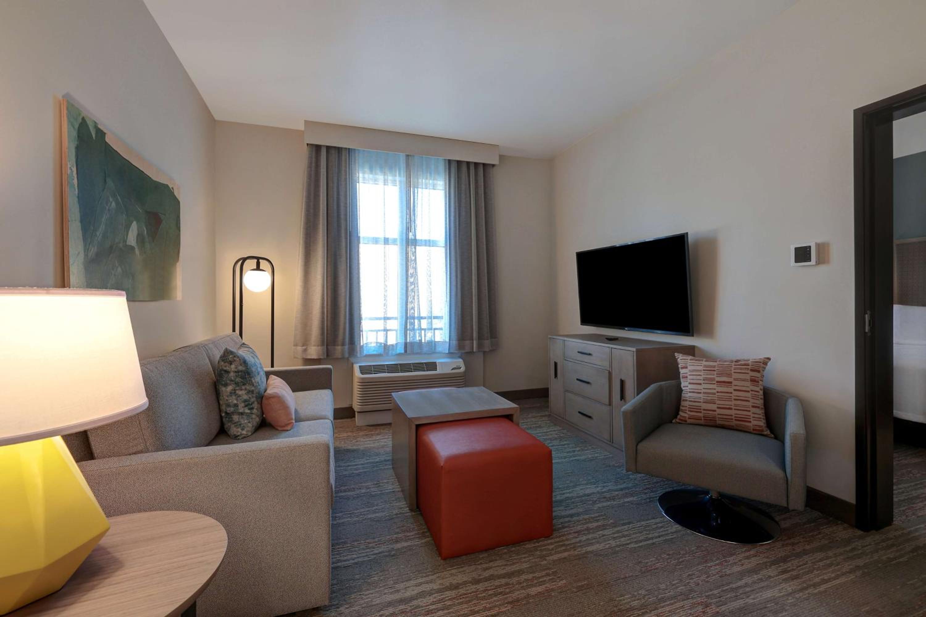 One-Bedroom Queen Suite with Two Queen Beds photo 2
