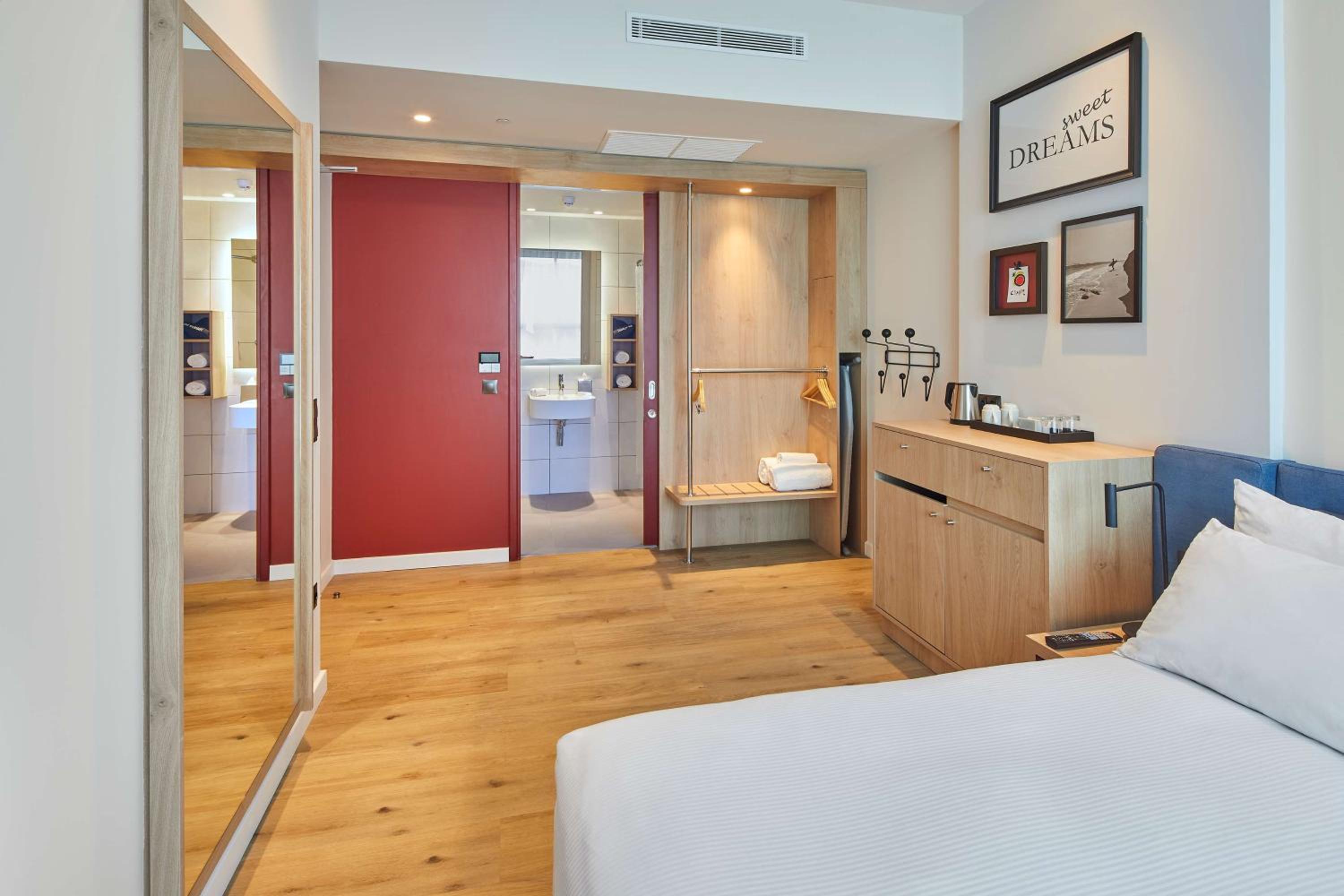 Queen Room - Accessible