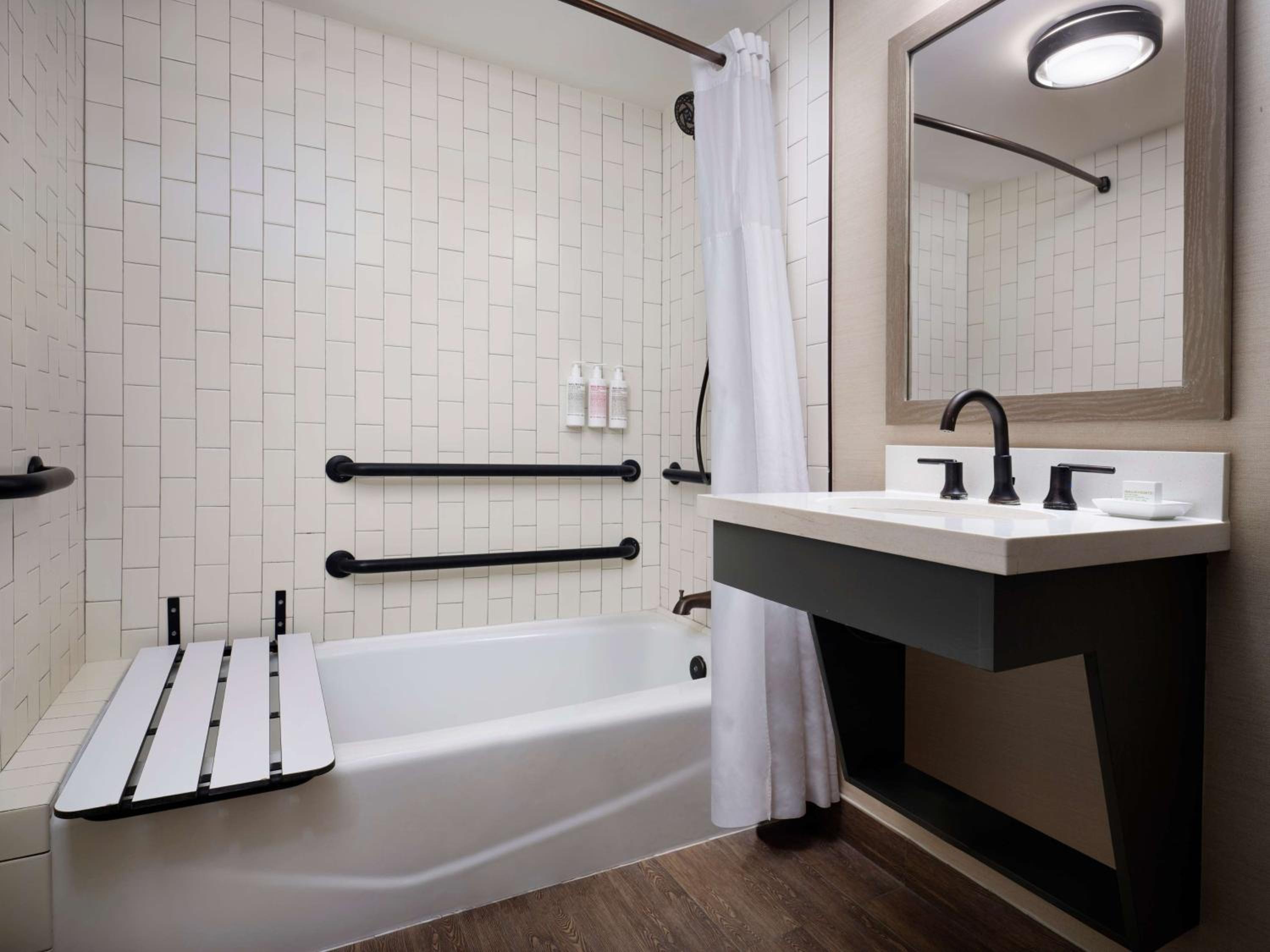 King Room with Bath Tub - Mobility and Hearing Access/Non-Smoking - Photo 7