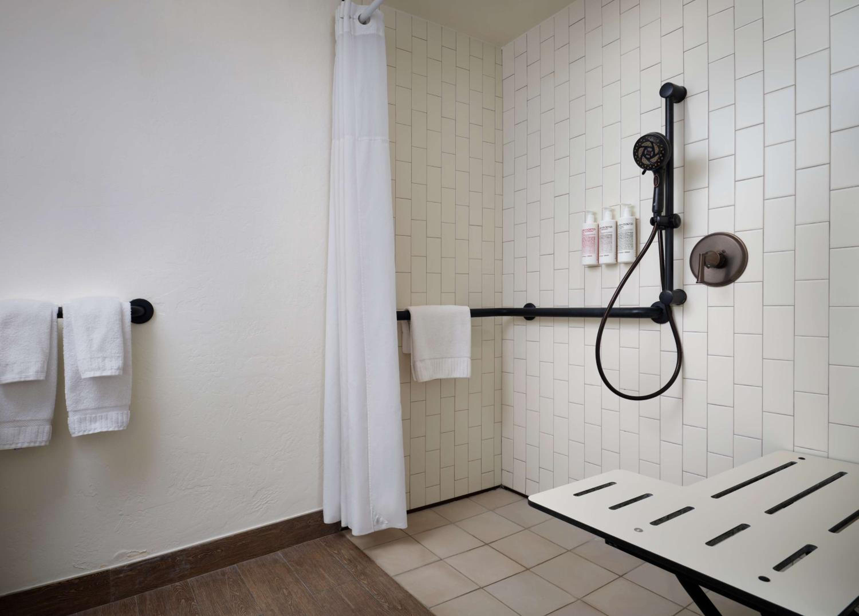 King Room with Roll-In Shower - Disability Access - Photo 7