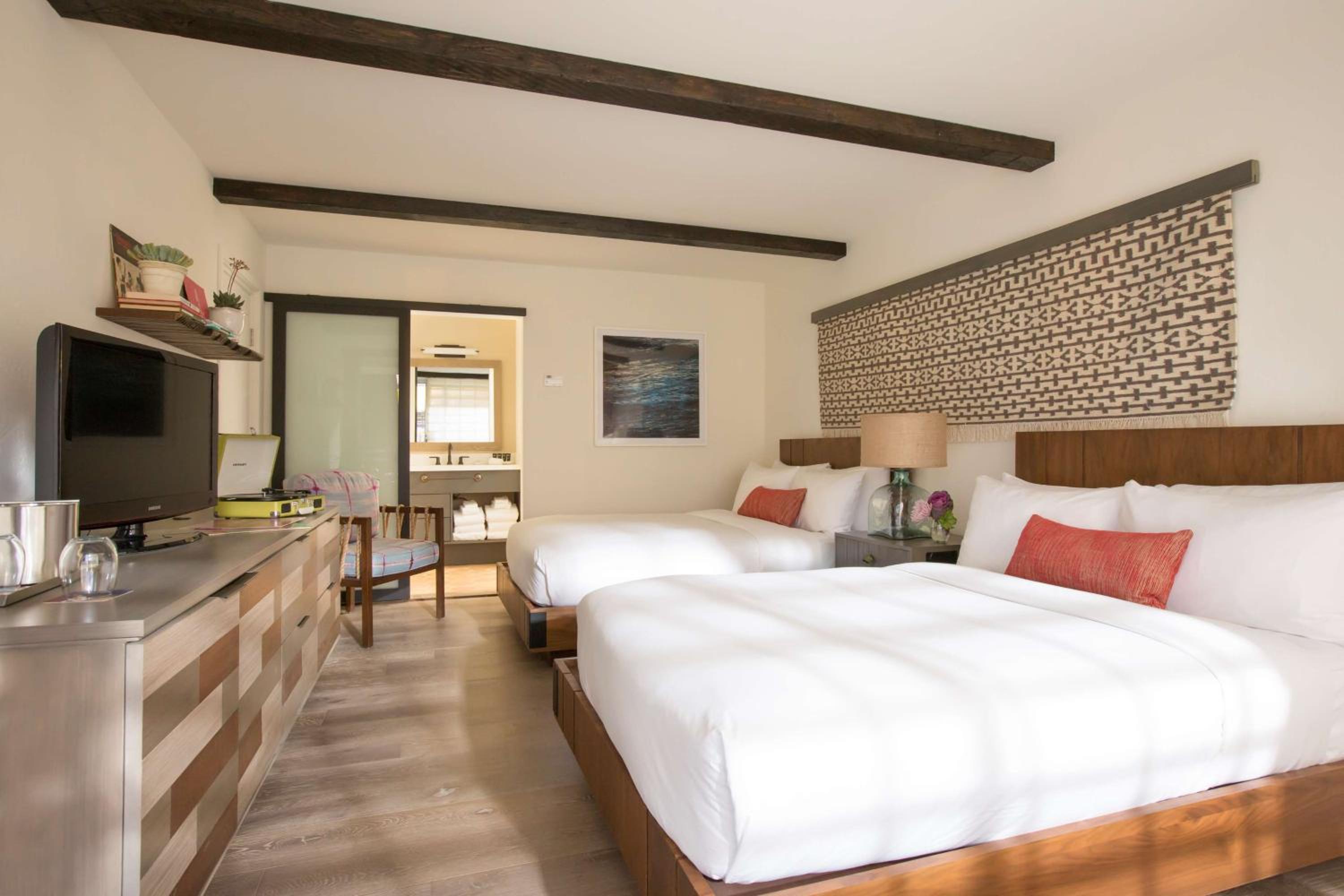 Queen Room with Two Queen Beds - Photo 3