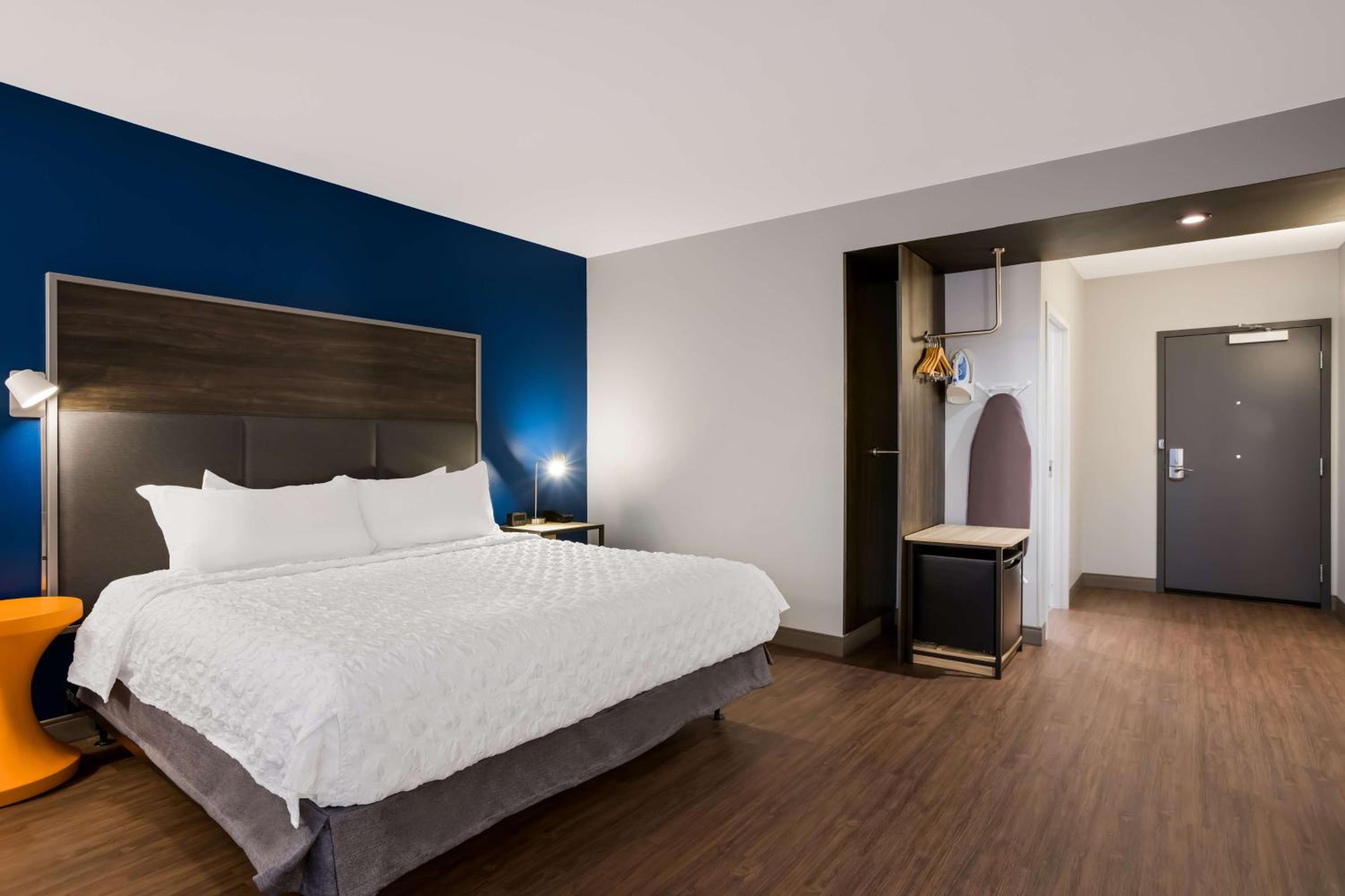 King Room with Bath Tub - Mobility and Hearing Access - Photo 1