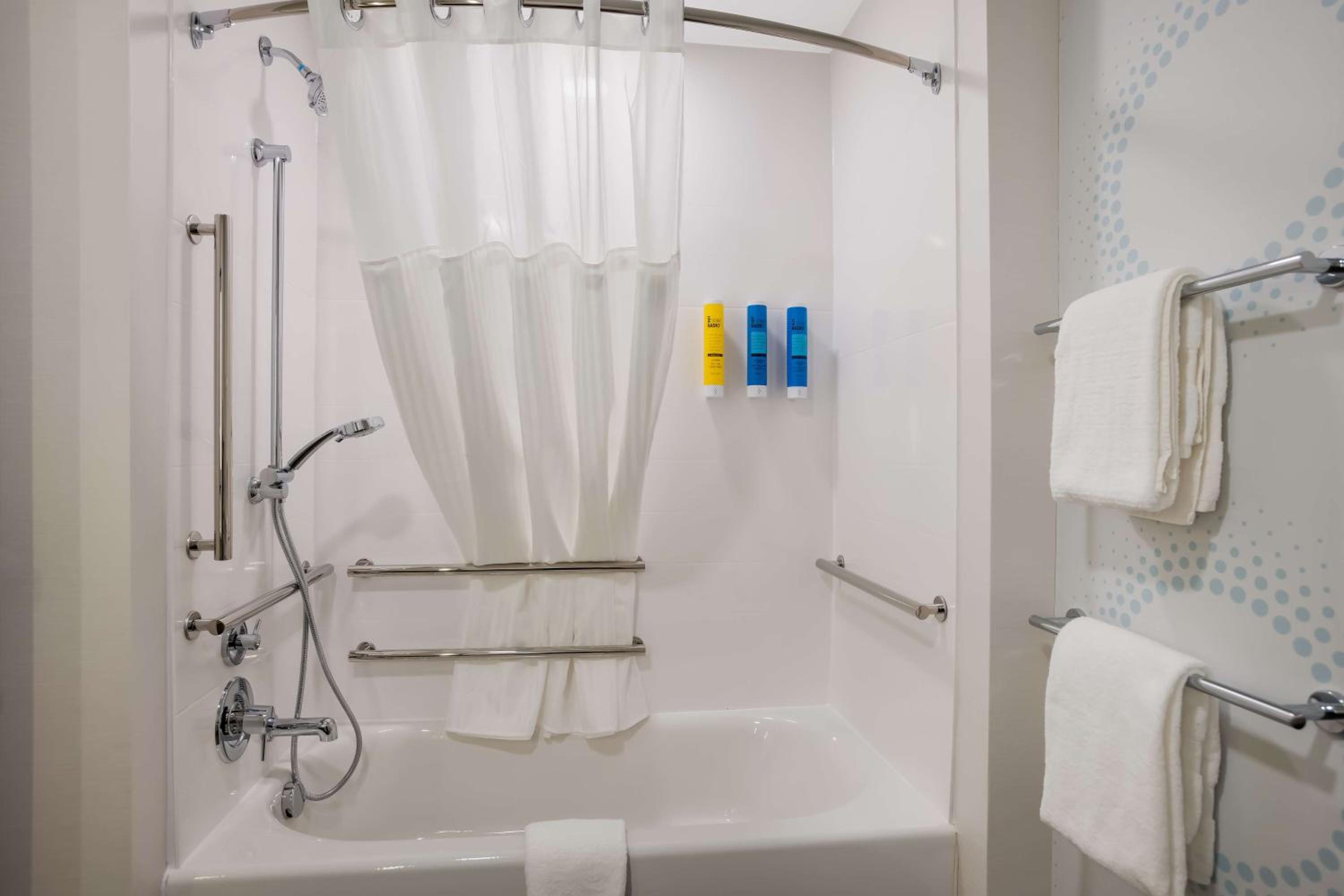 King Room with Bath Tub - Mobility and Hearing Access - Photo 5