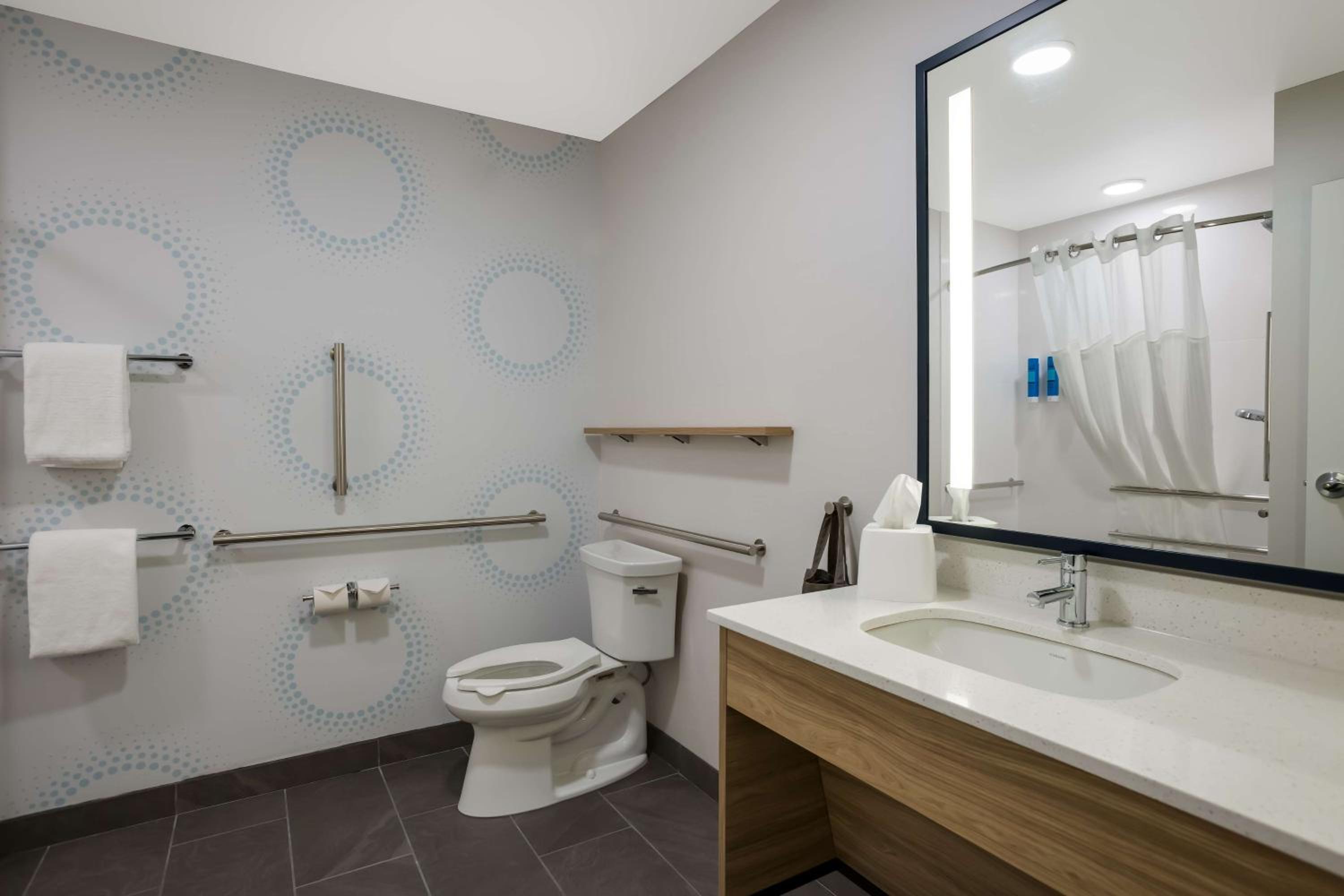 King Room with Bath Tub - Mobility and Hearing Access - Photo 2
