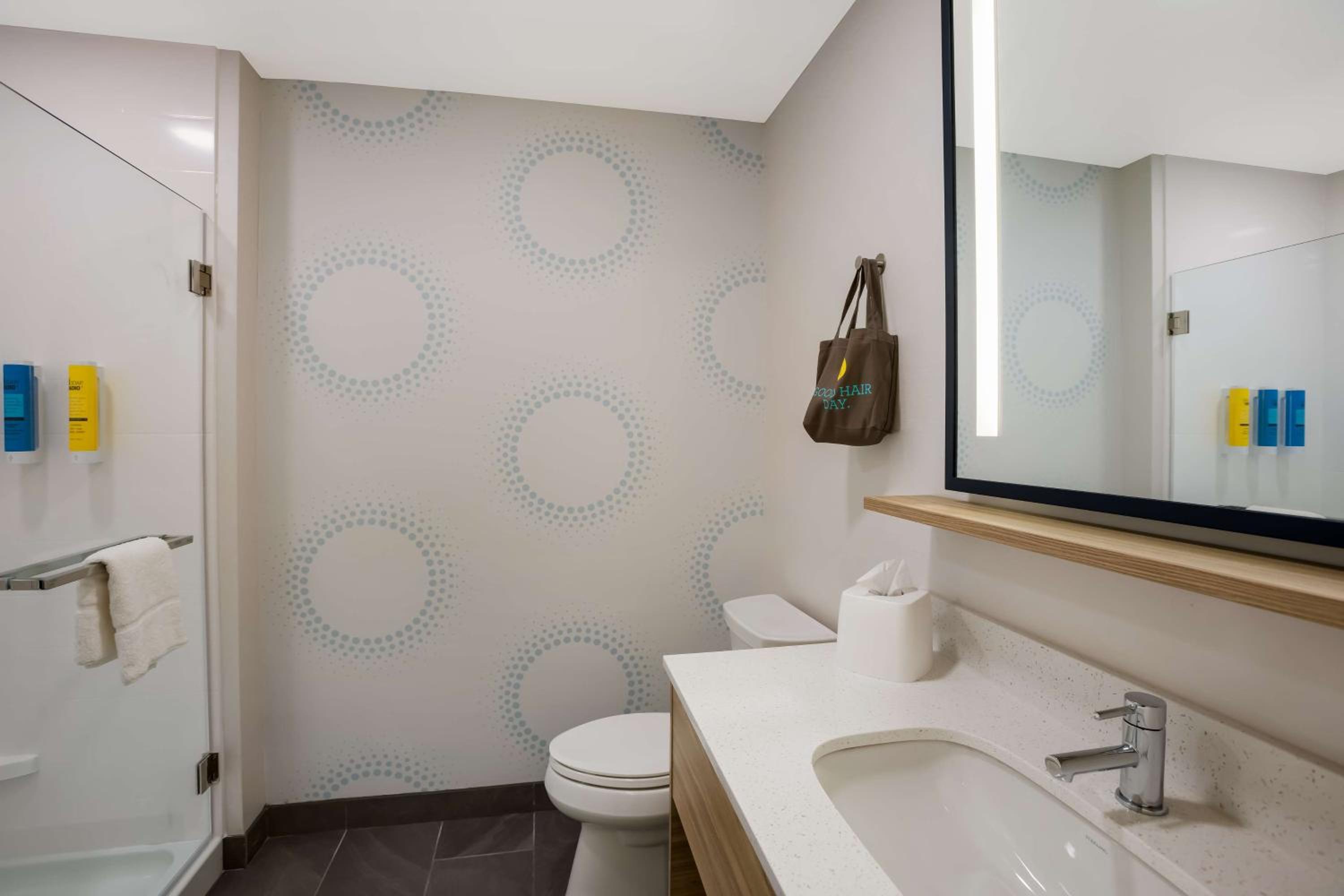 Queen Room with Two Queen Beds and Walk-In Shower - Photo 4