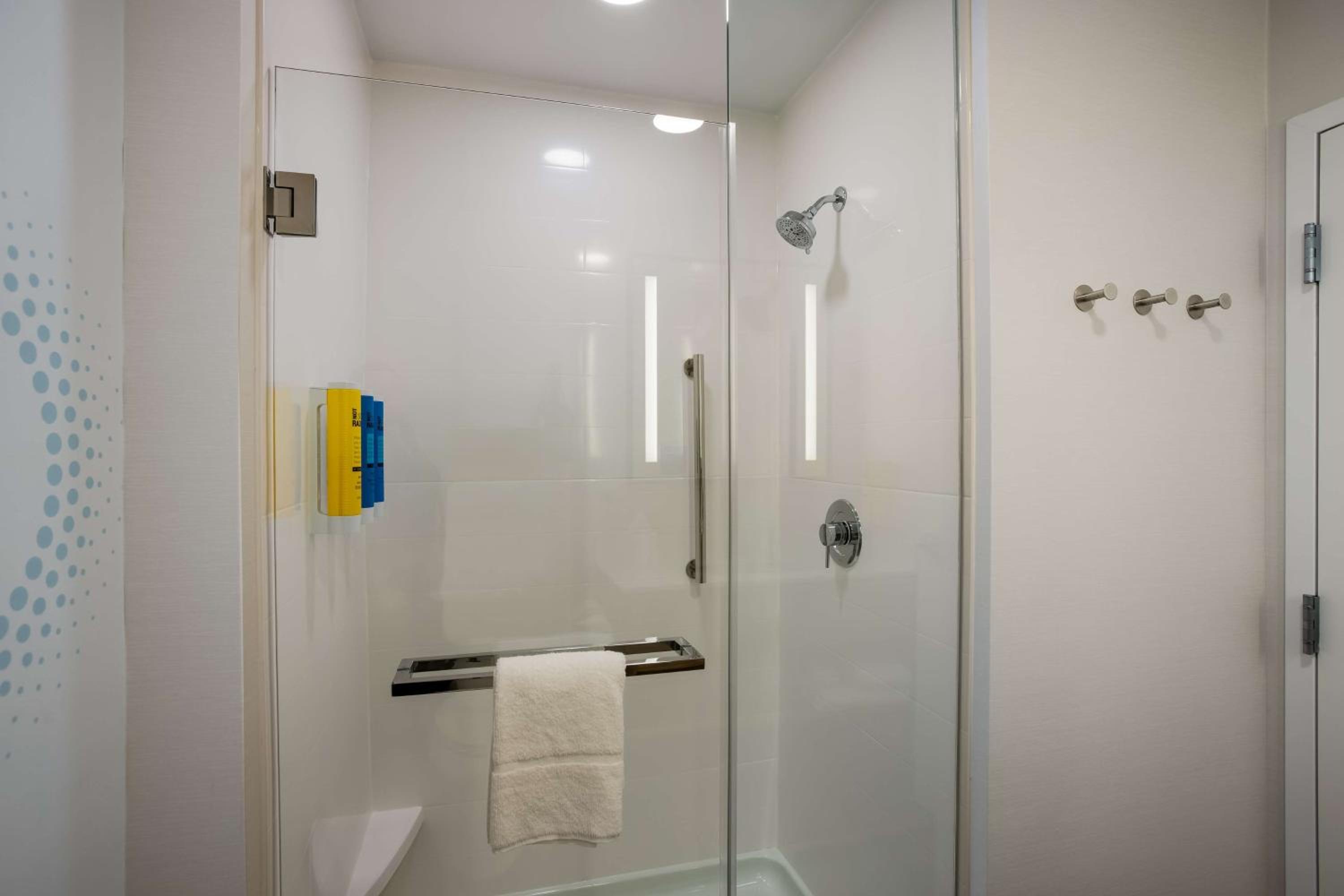 King Room with Walk-In Shower - Photo 4