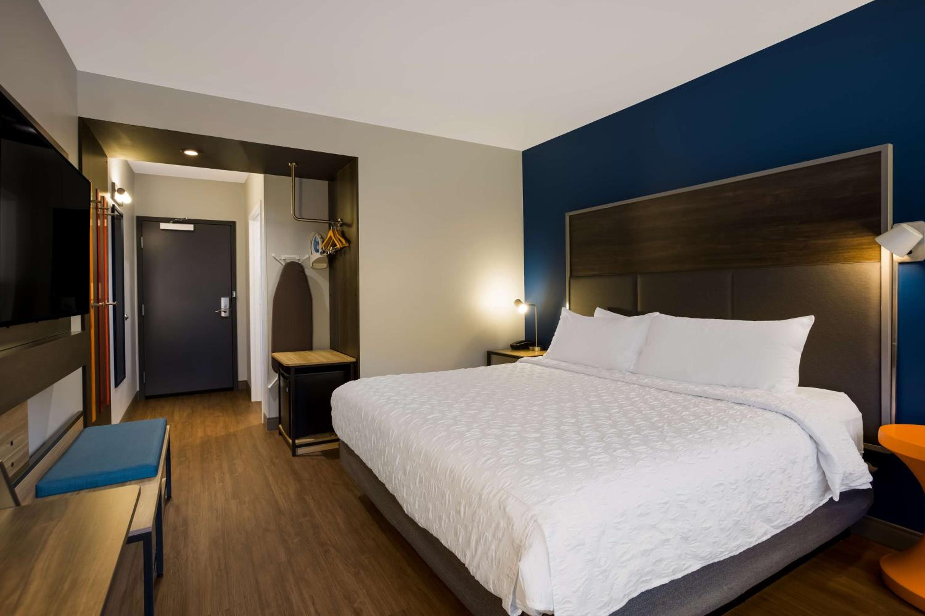 King Room with Walk-In Shower - Photo 1
