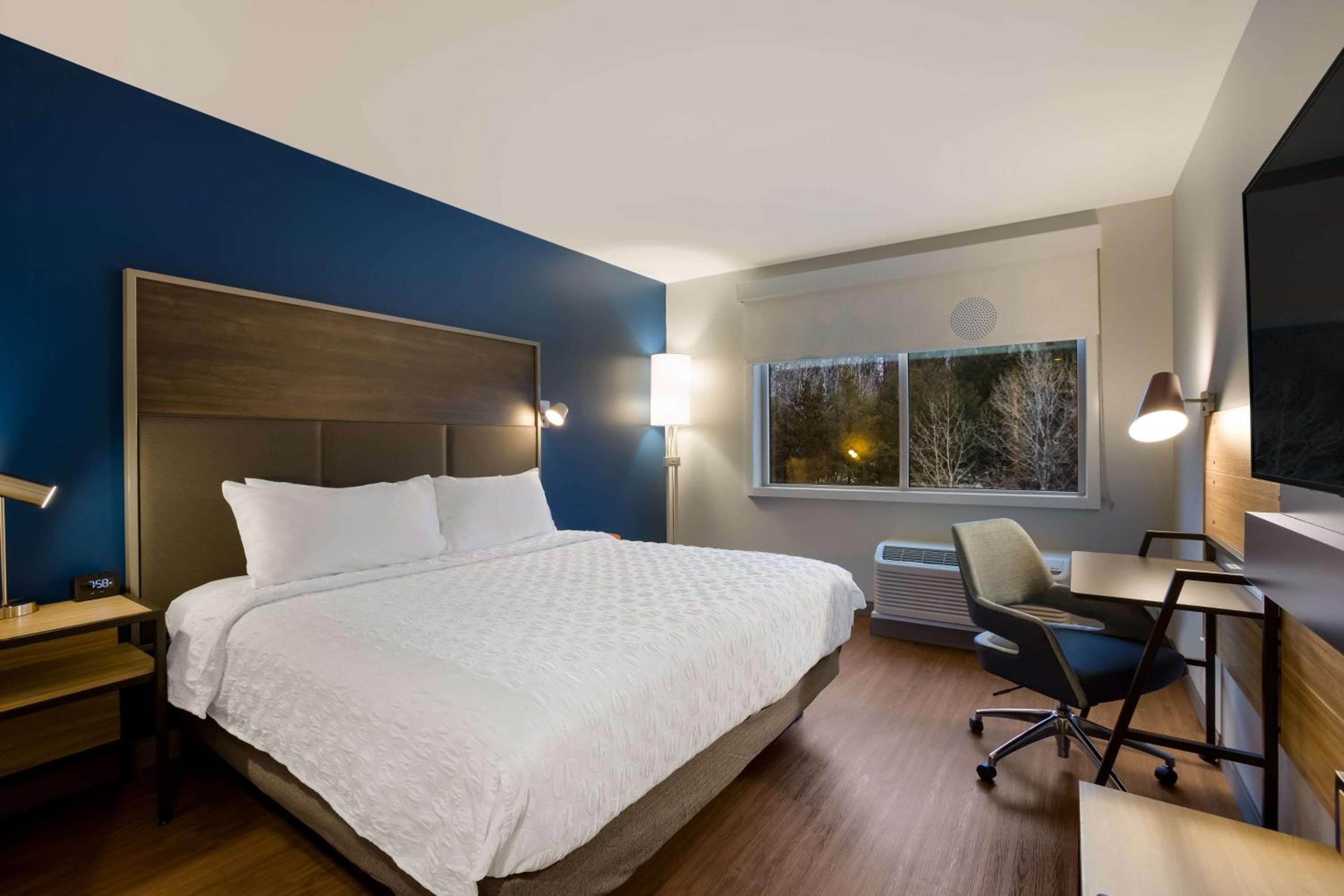 King Room with Walk-In Shower - Photo 2
