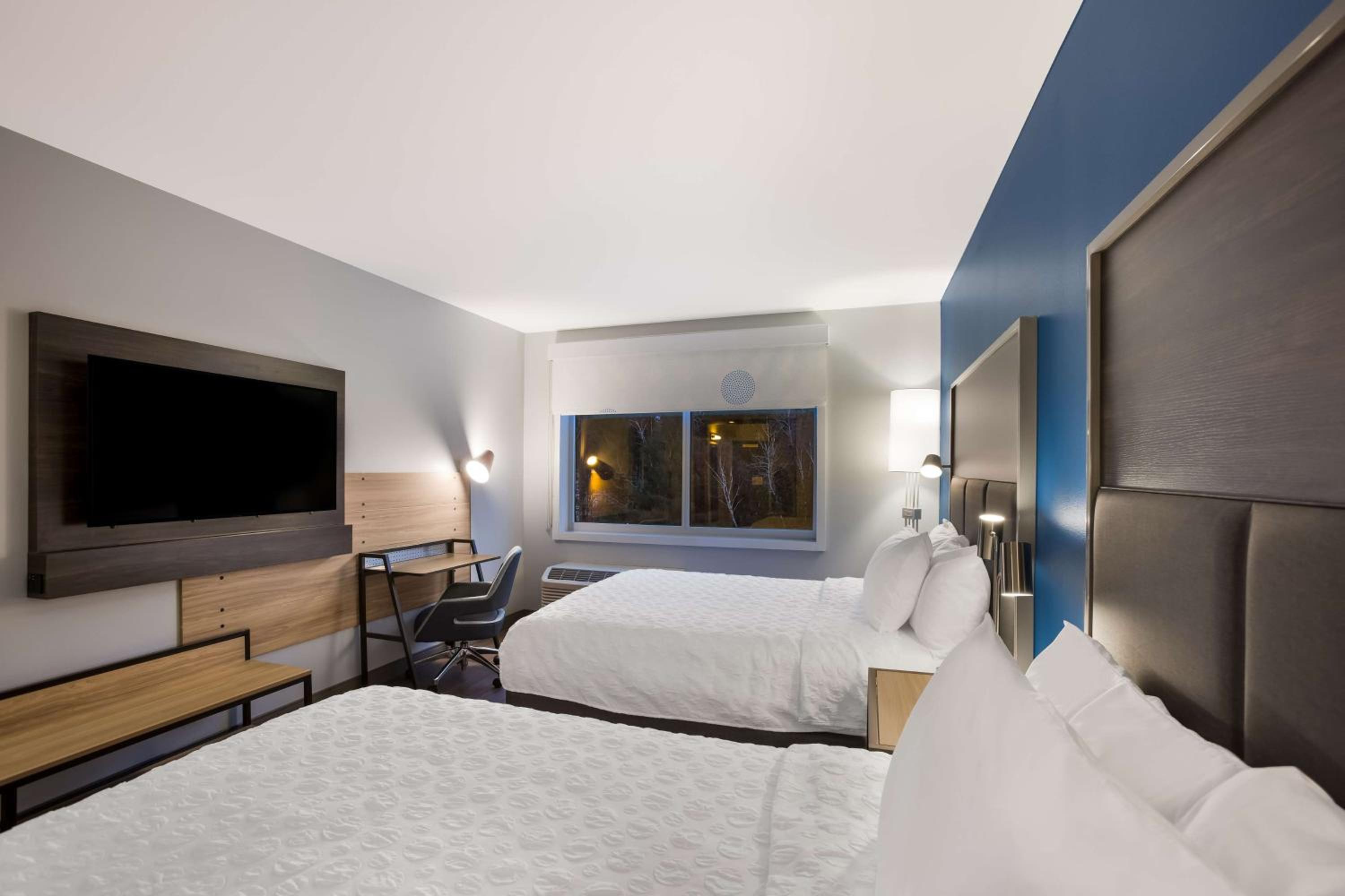 Queen Room with Two Queen Beds and Walk-In Shower - Photo 3