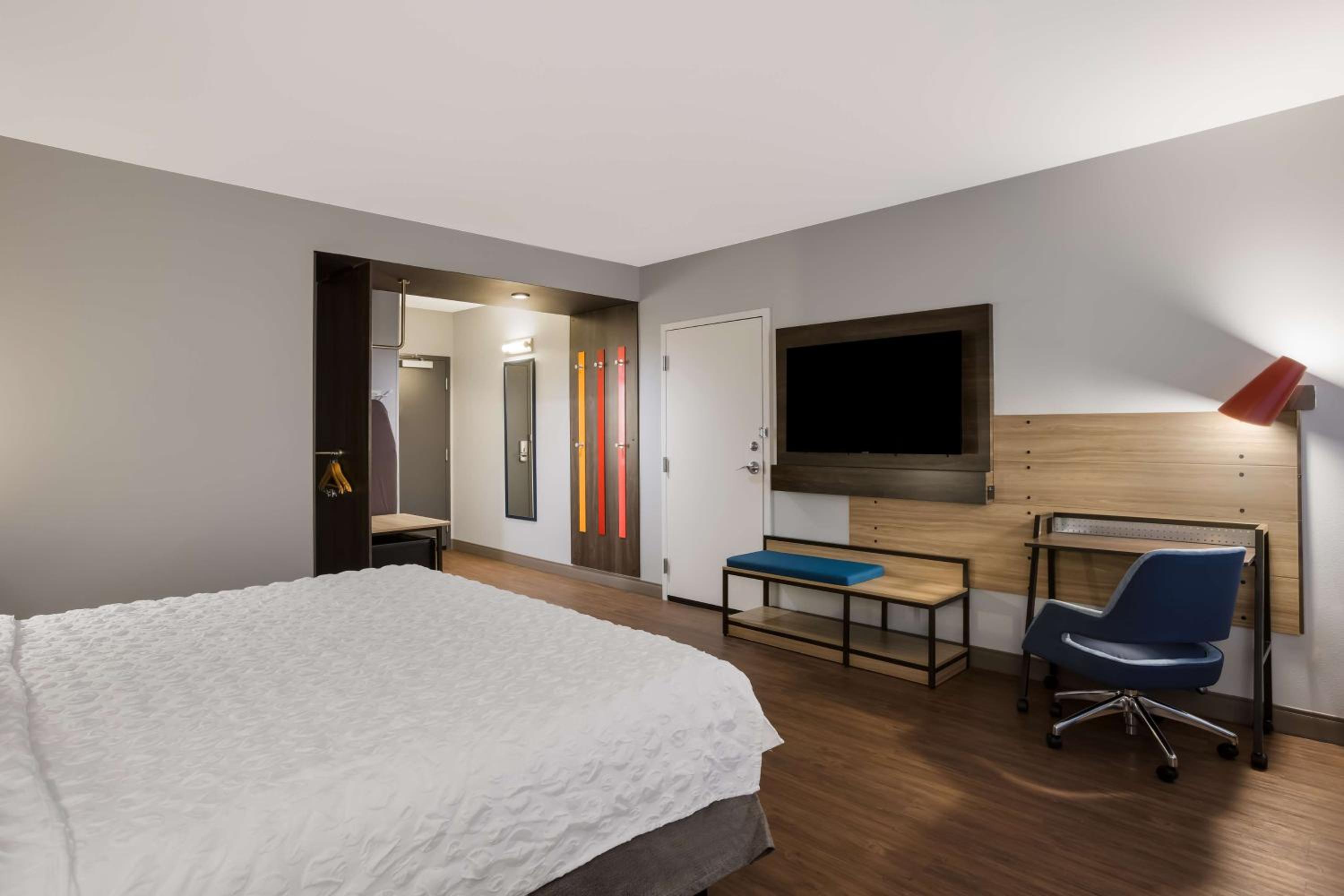 King Room with Bath Tub - Mobility and Hearing Access - Photo 4