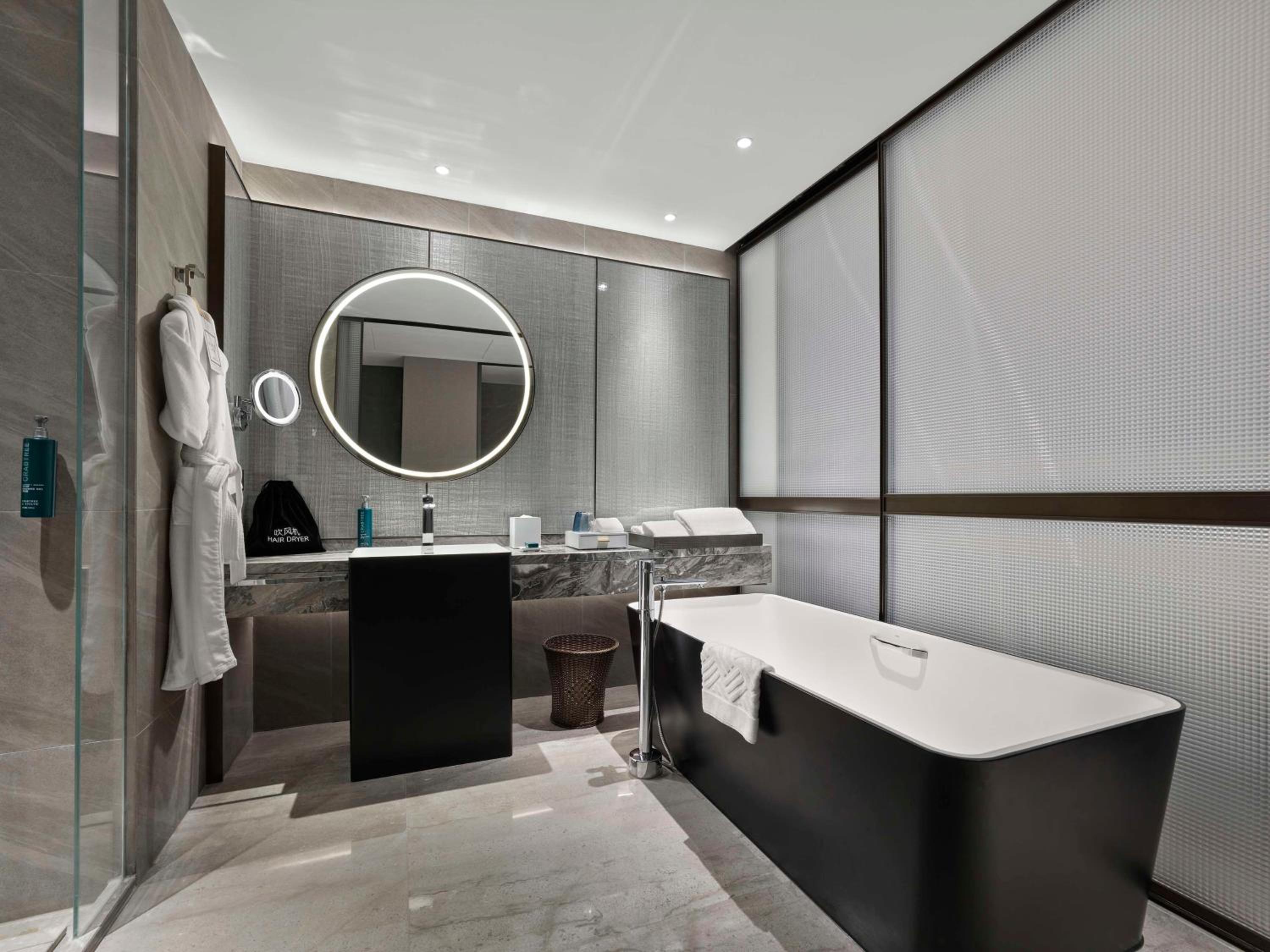 Deluxe King Room - Photo 4
