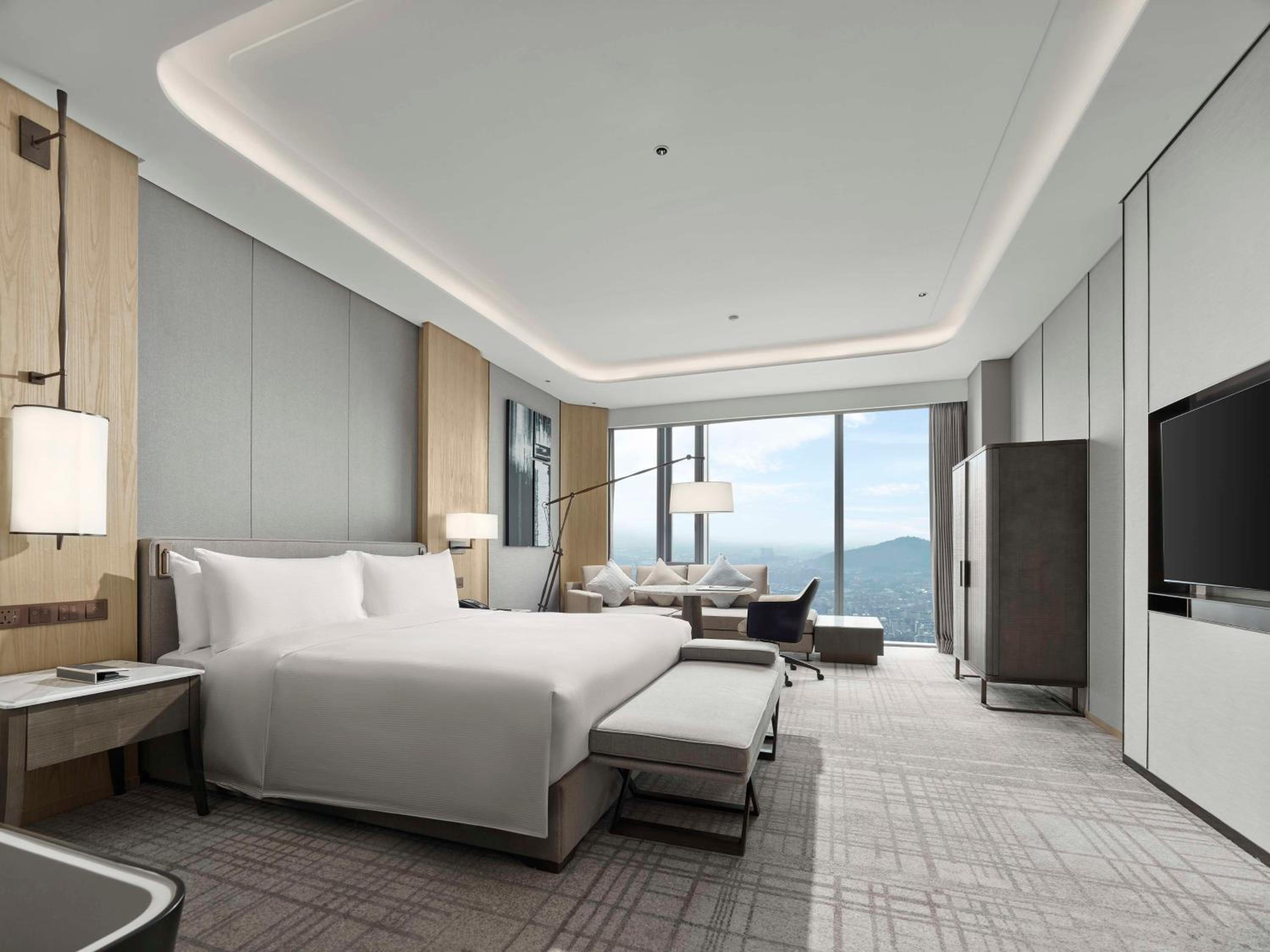 Deluxe King Room - Photo 2