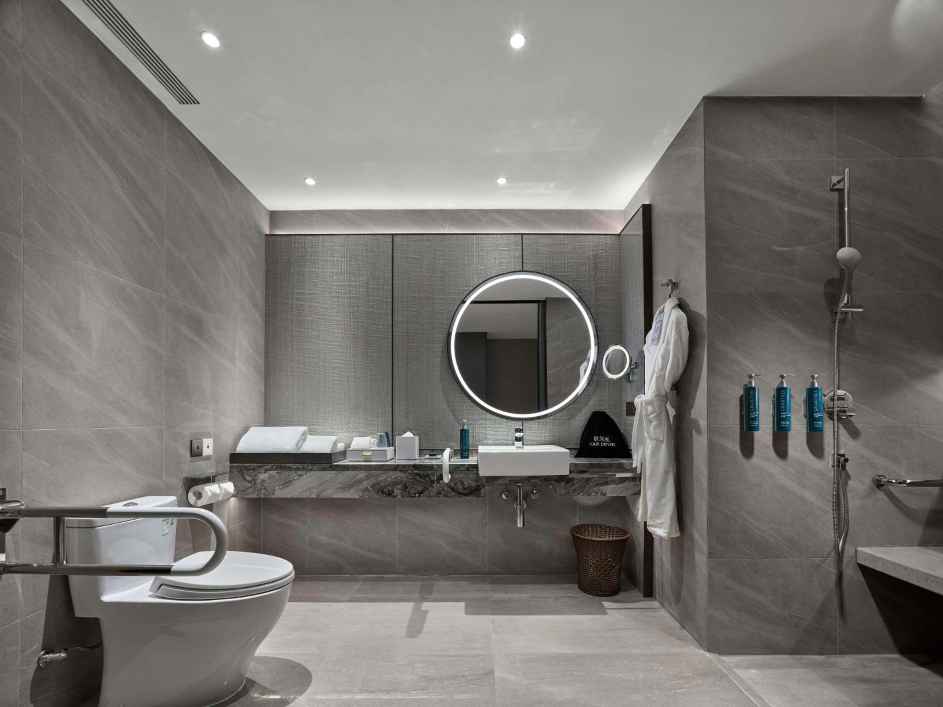 King Room - Mobility Accessible  - Photo 5