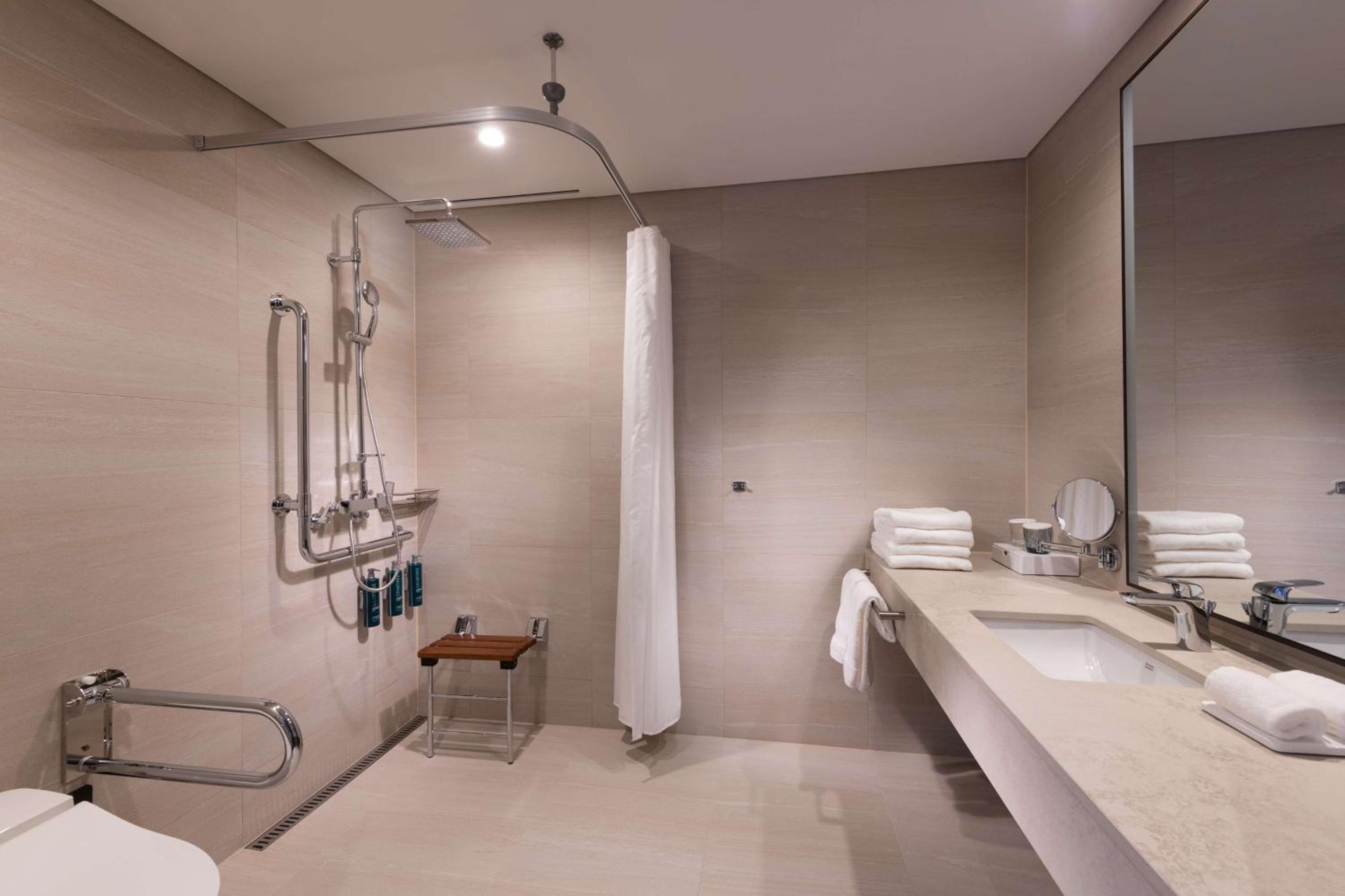 King Room - Mobility Accessible  - Photo 3