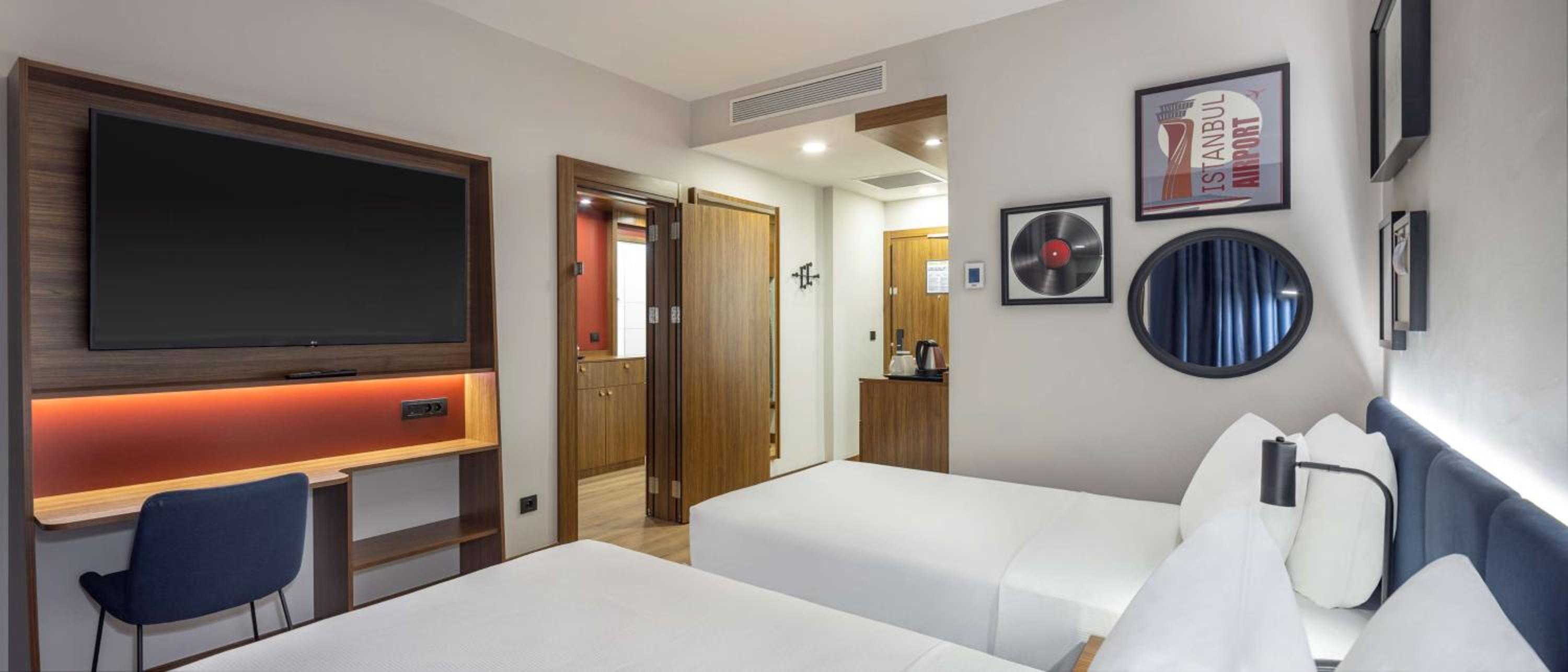 Twin Room thumbnail 5