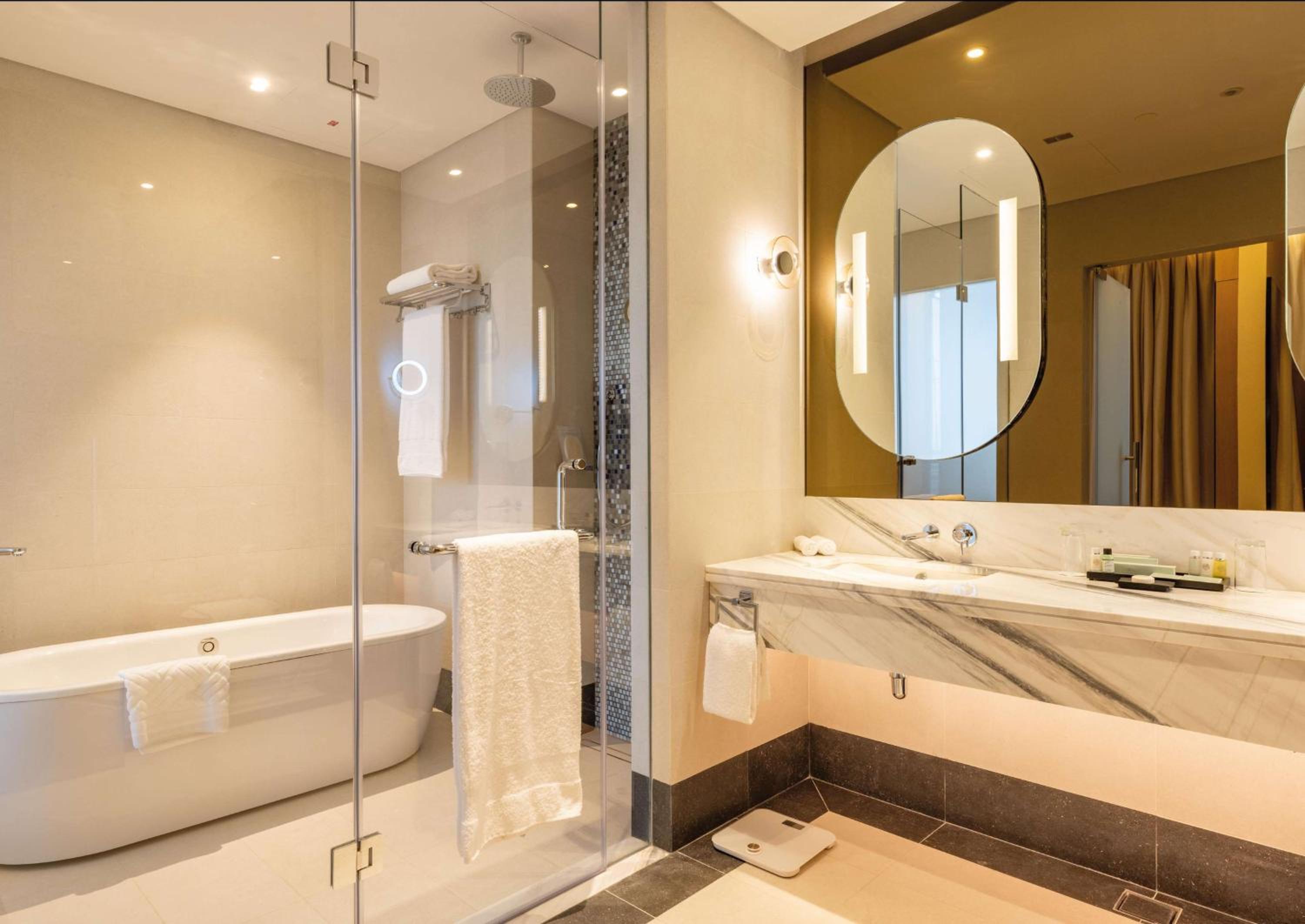 One Bedroom Premium Suite with One King Bed and Sea View - Non Smoking - Photo 3