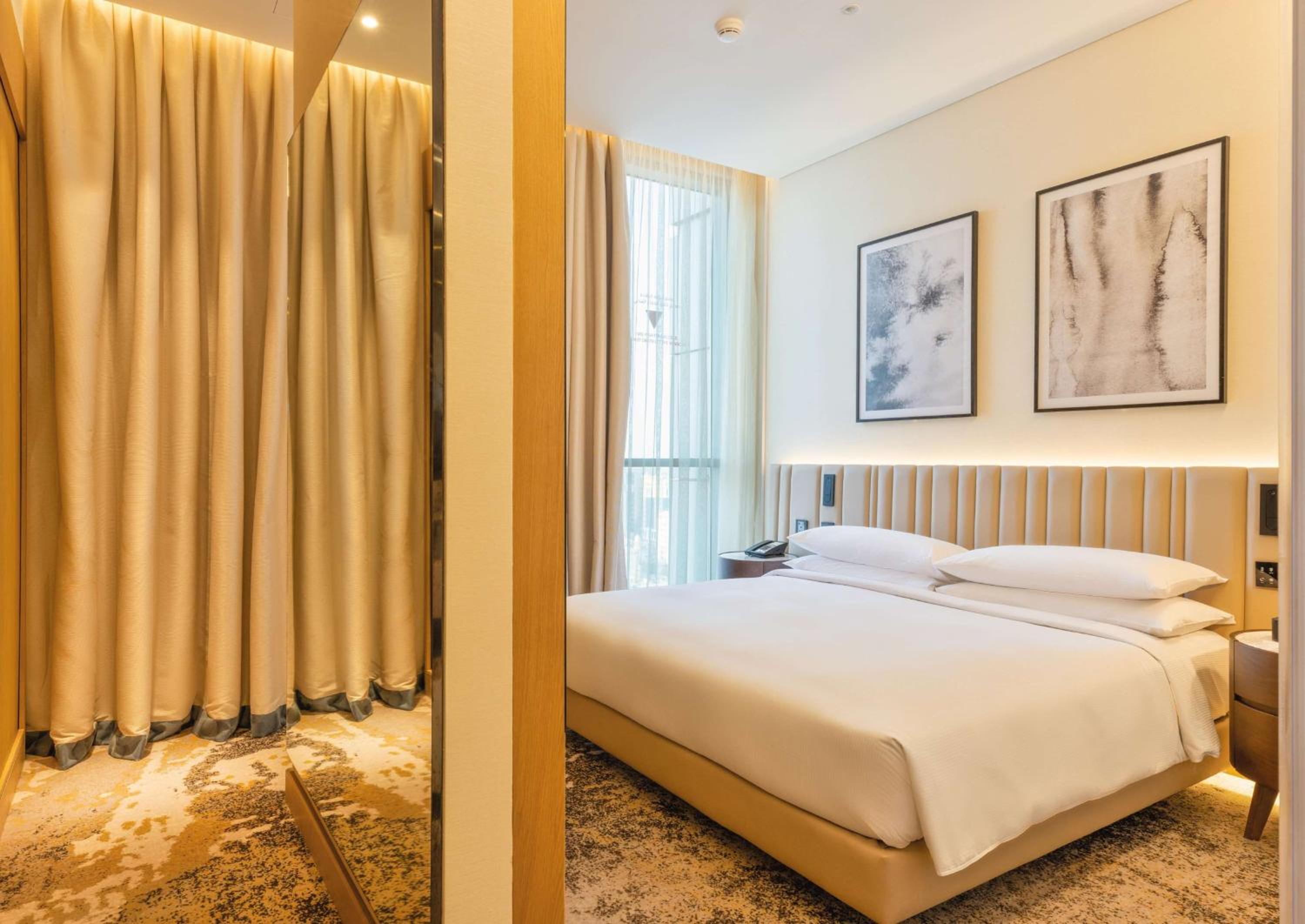 One Bedroom Premium Suite with One King Bed and Sea View - Non Smoking - Photo 4