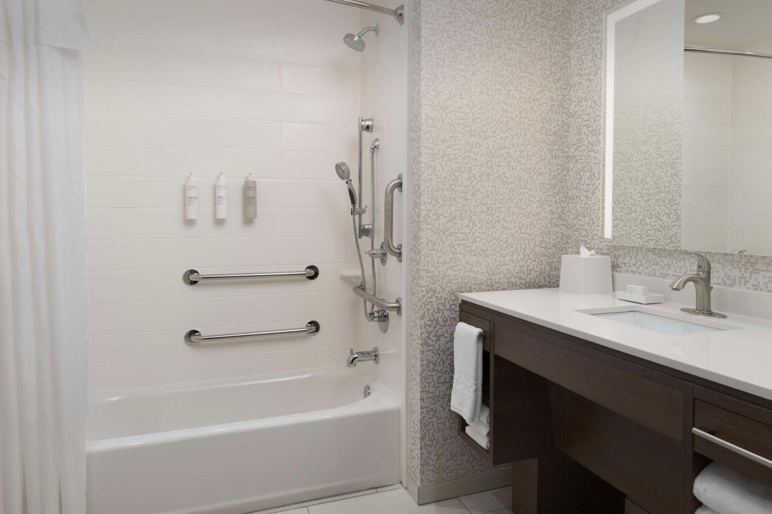 King Studio Suite with Accessible Tub - Mobility Access - Photo 6
