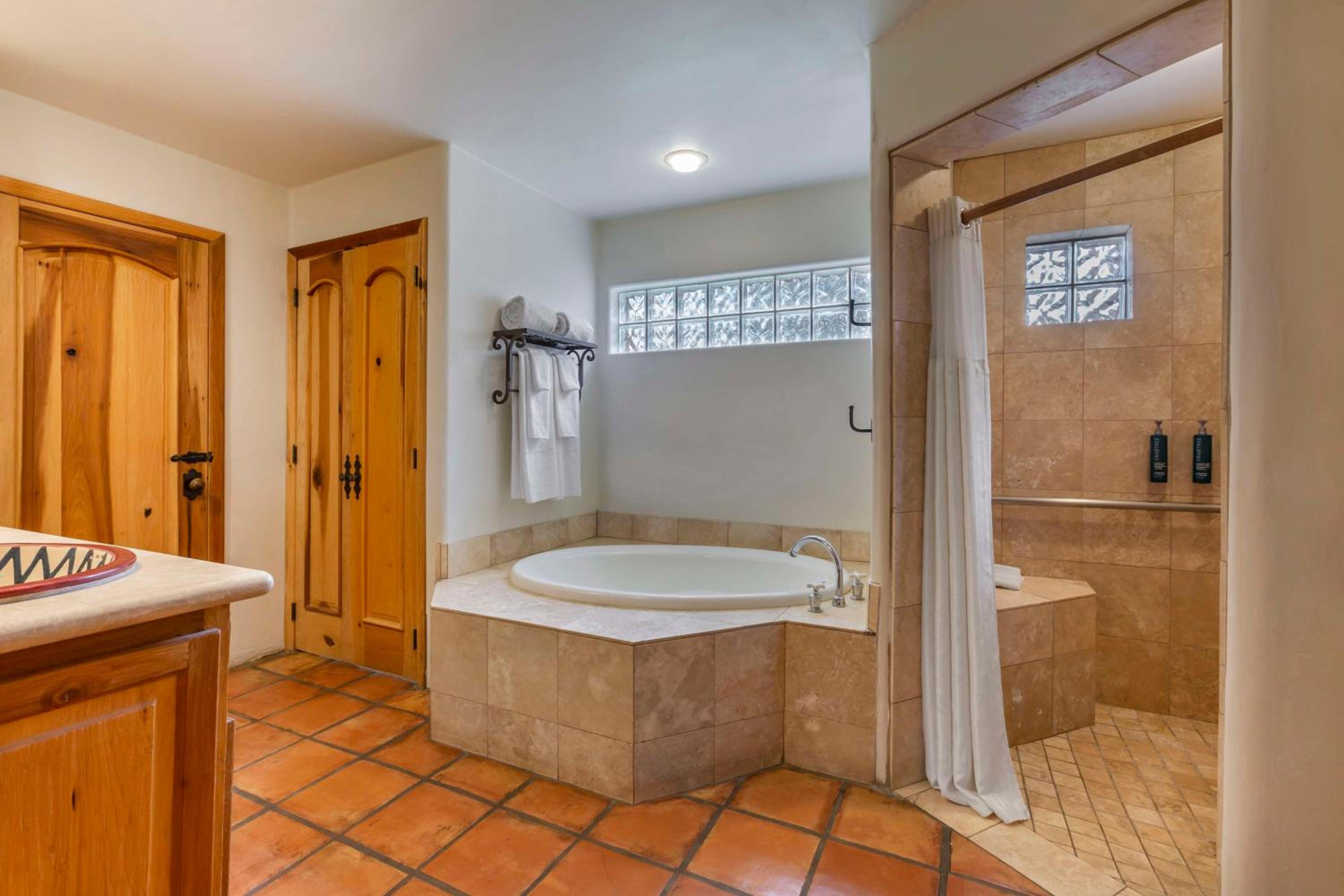 2 BEDROOM 2 KING SUITE WITH ROLL IN SHOWER - Photo 4