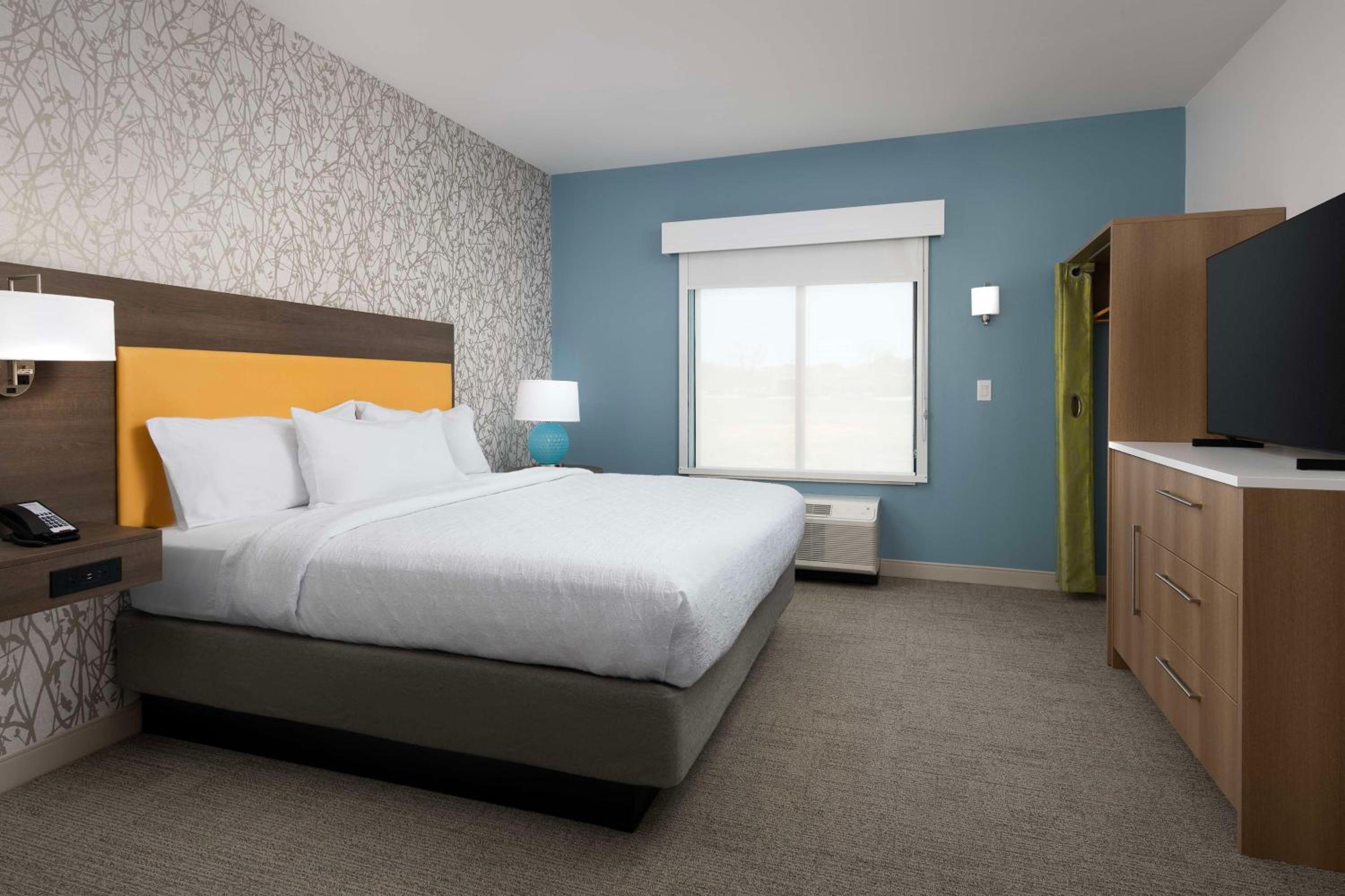One-Bedroom King Suite - Photo 3
