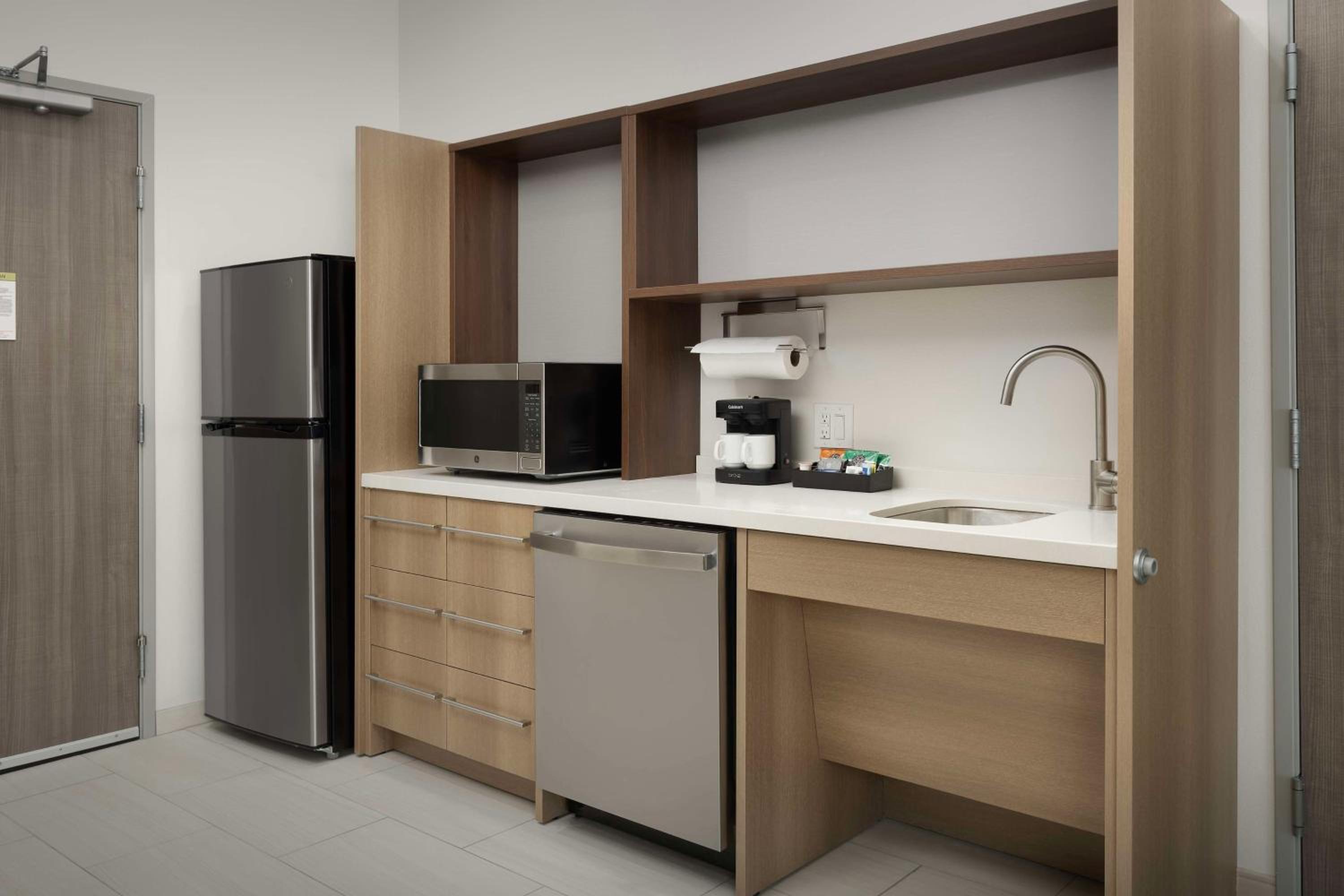 King Studio Suite with Accessible Tub - Mobility Access - Photo 5