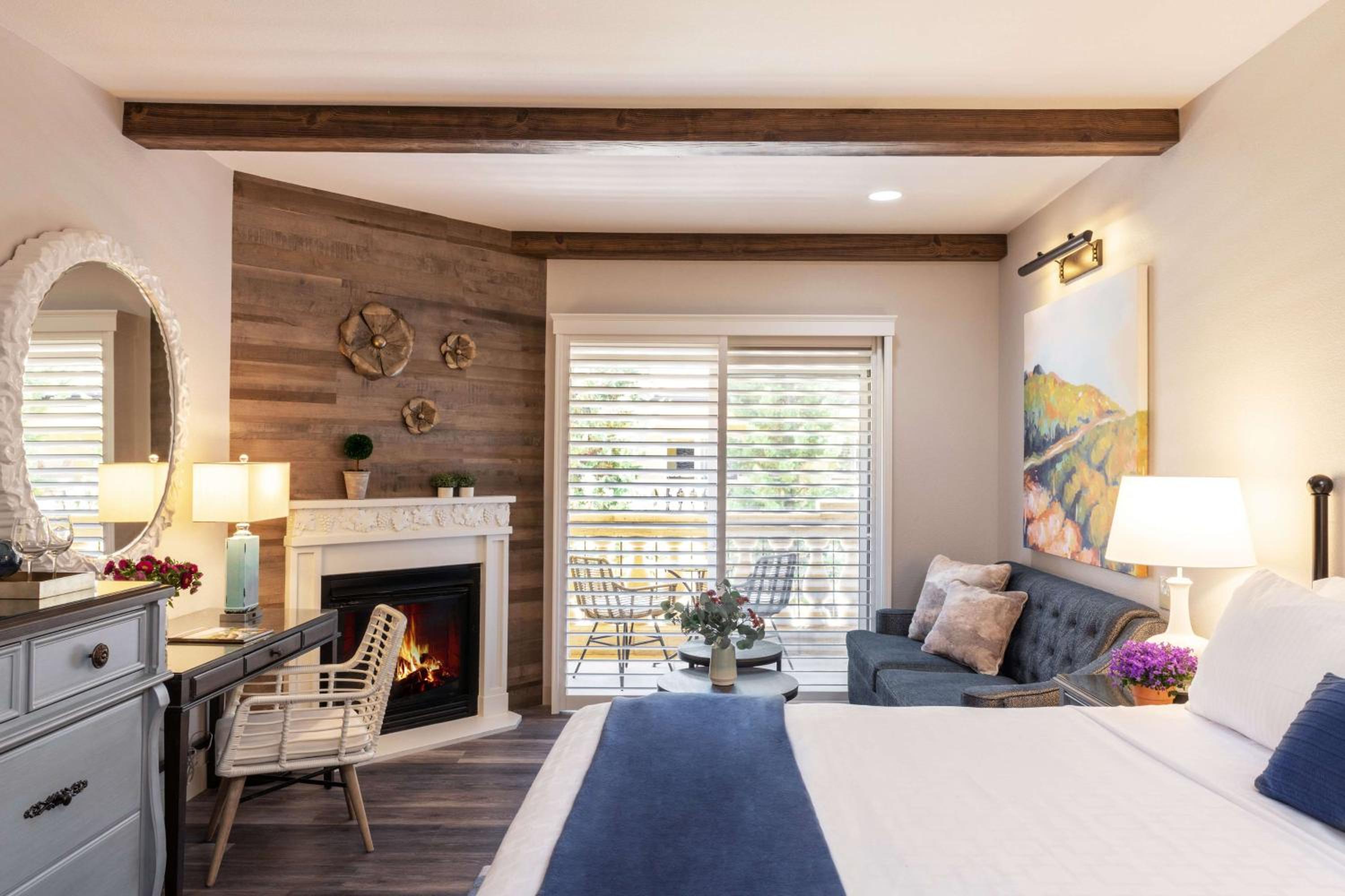 King Room with Patio and Courtyard View - Photo 2