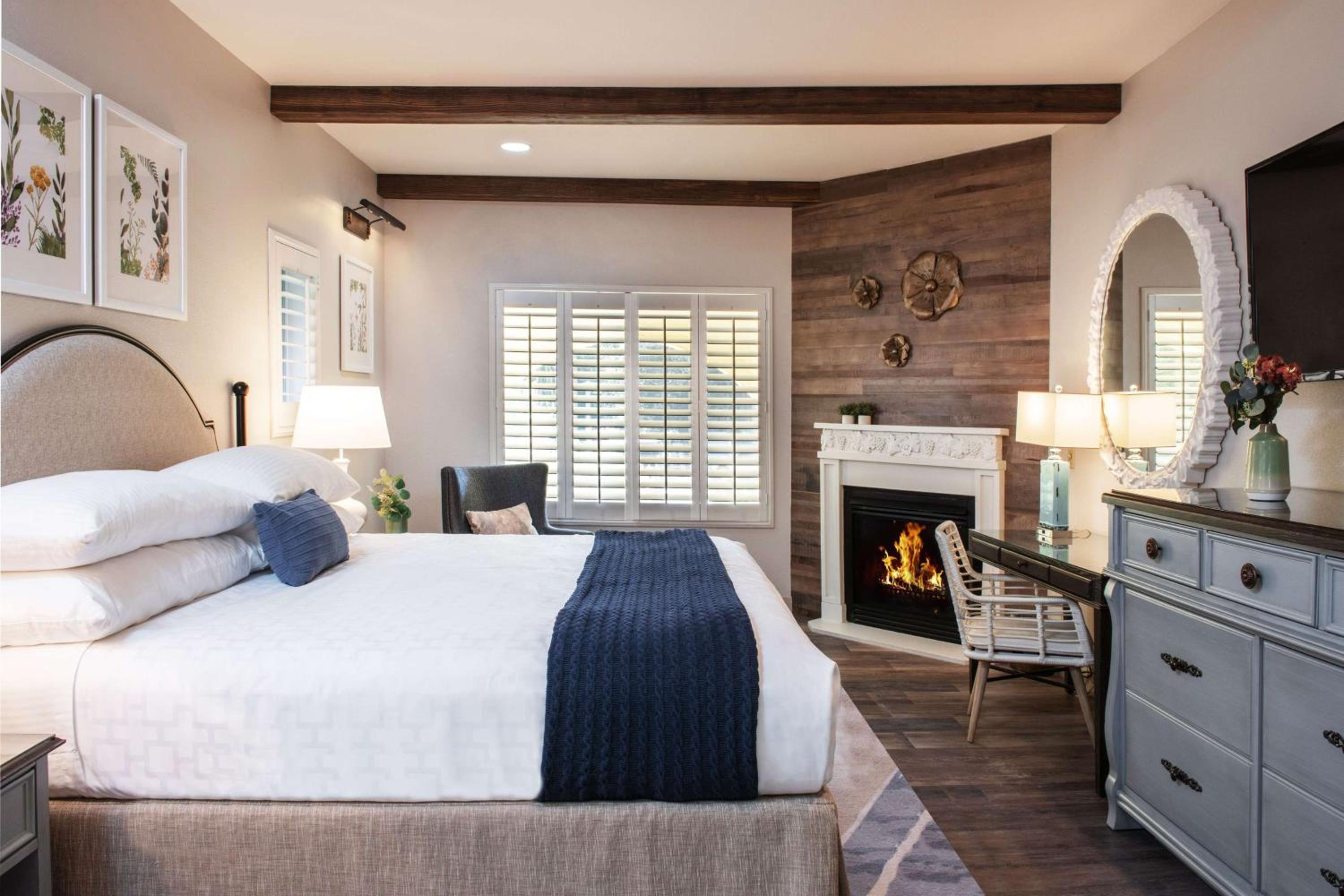 King Room with Fireplace and Soaking Tub