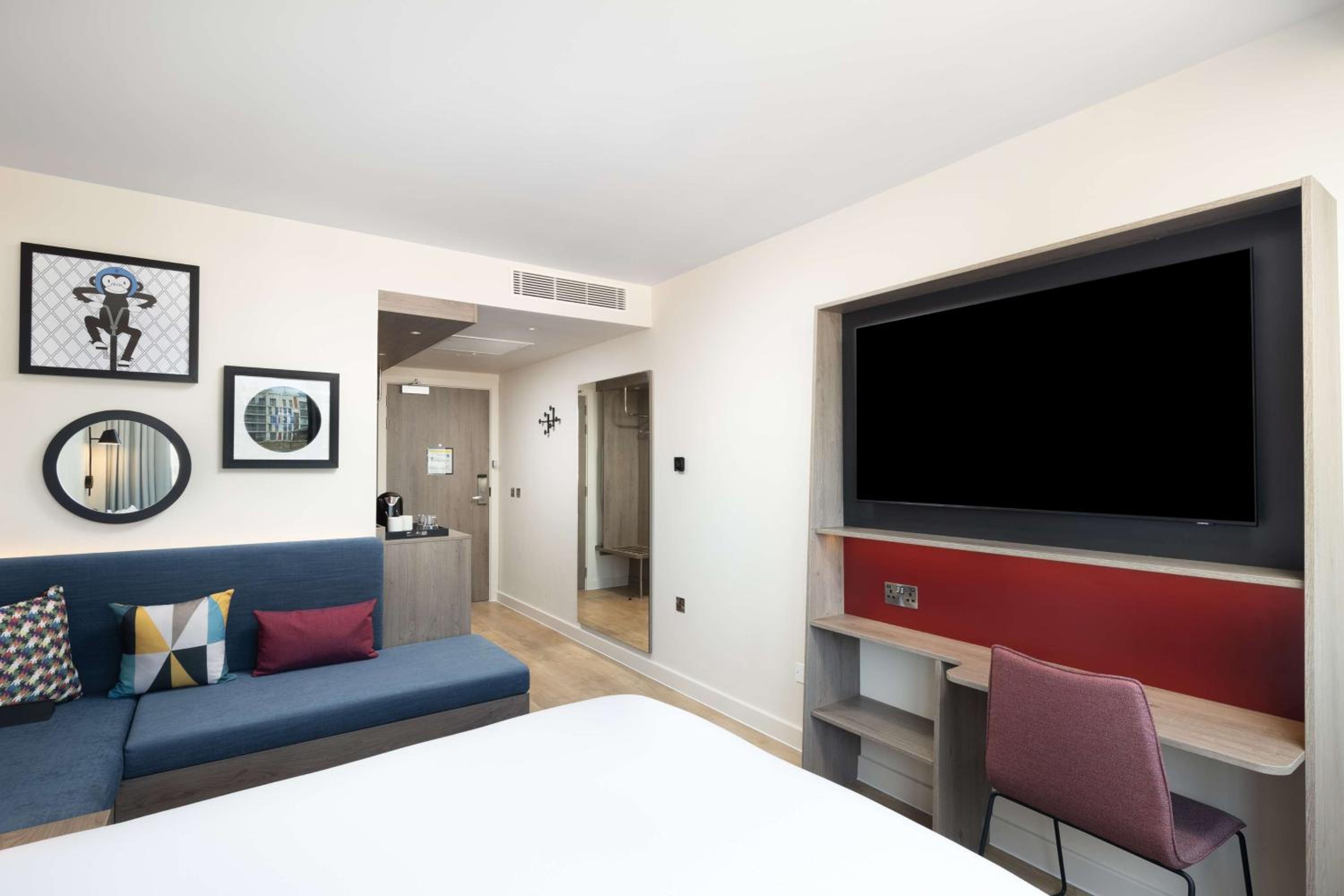 Queen Room with Sofa Bed thumbnail 5