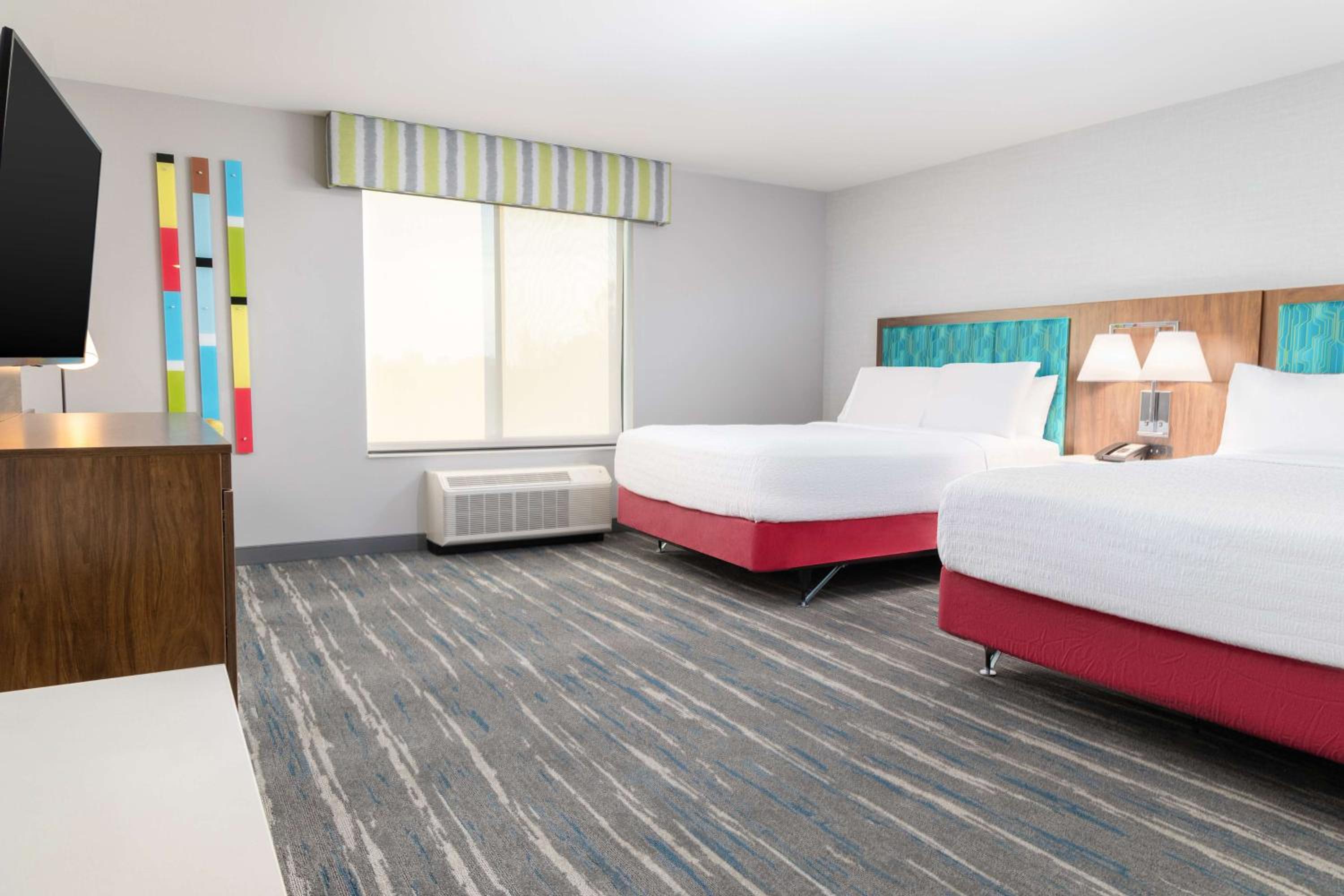 Queen Room with Two Queen Beds - Photo 4