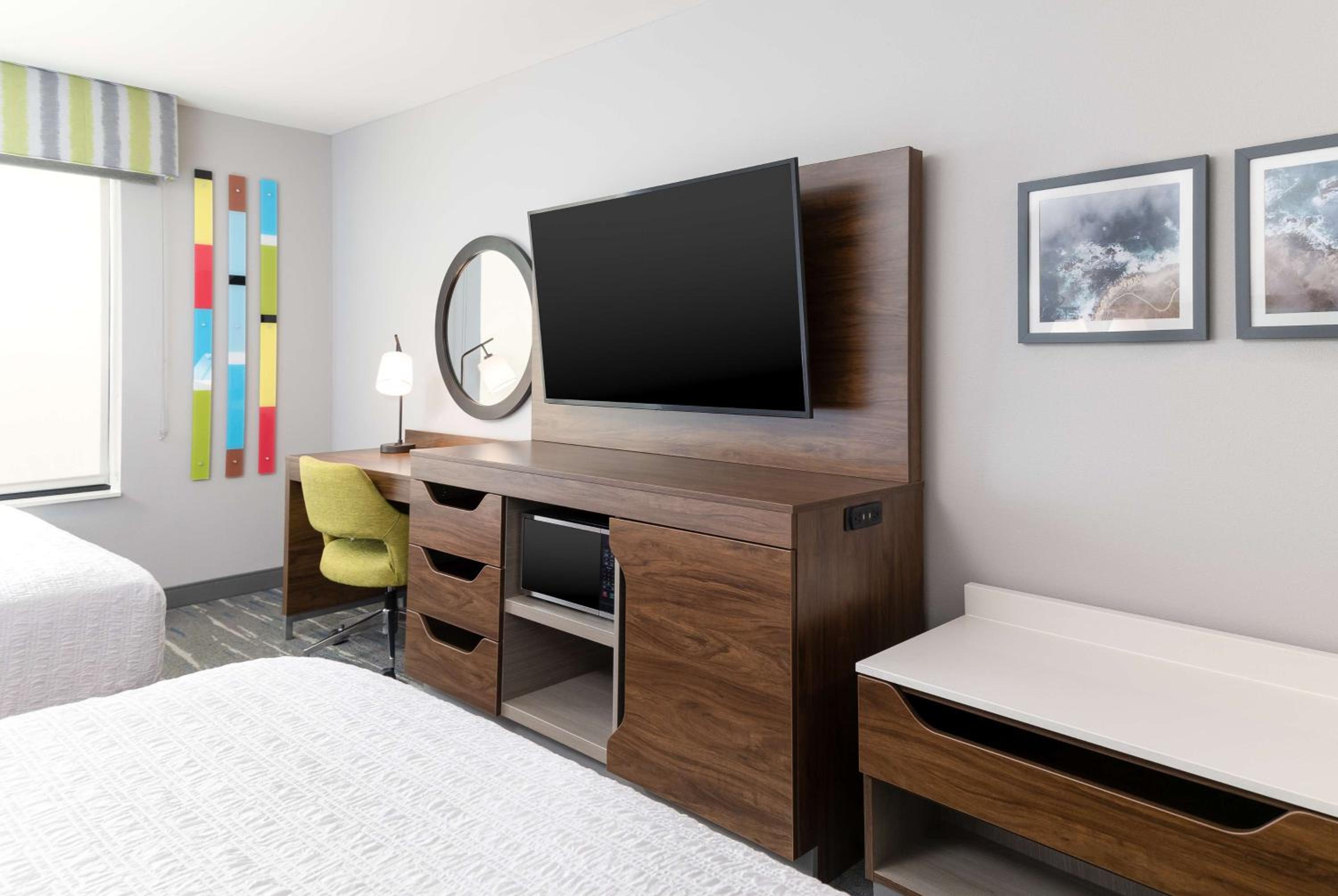 Queen Room with Two Queen Beds - Photo 5