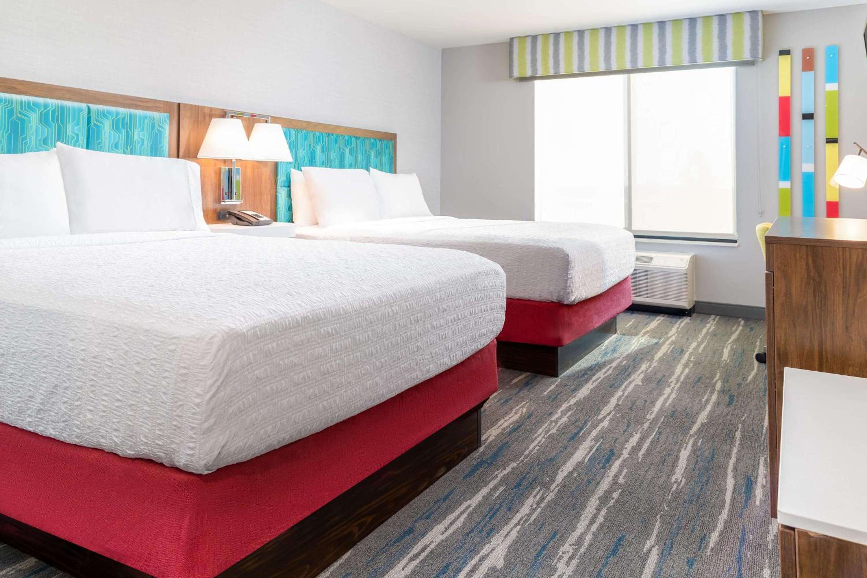 Queen Room with Two Queen Beds - Photo 8