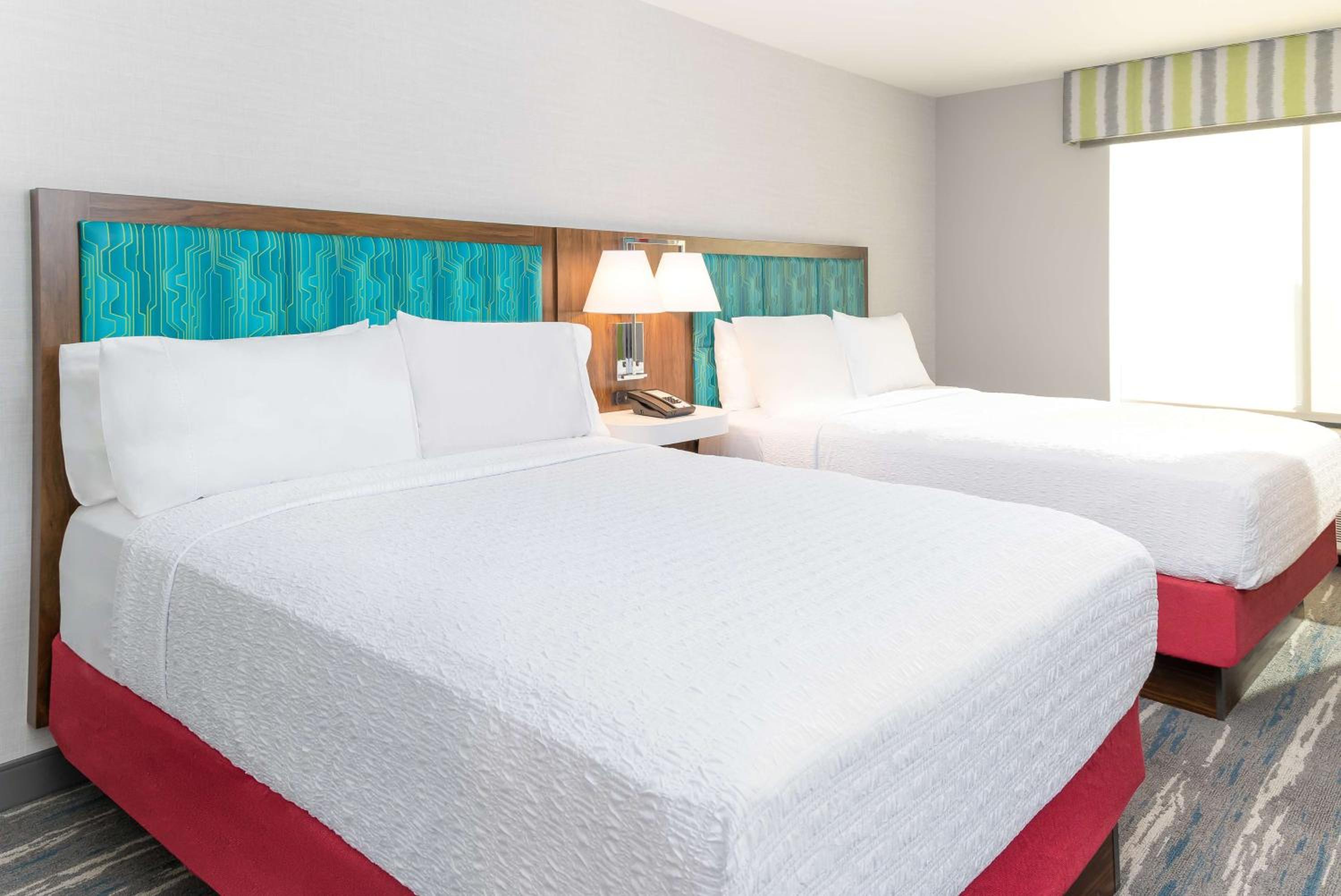 Queen Room with Two Queen Beds - Photo 7