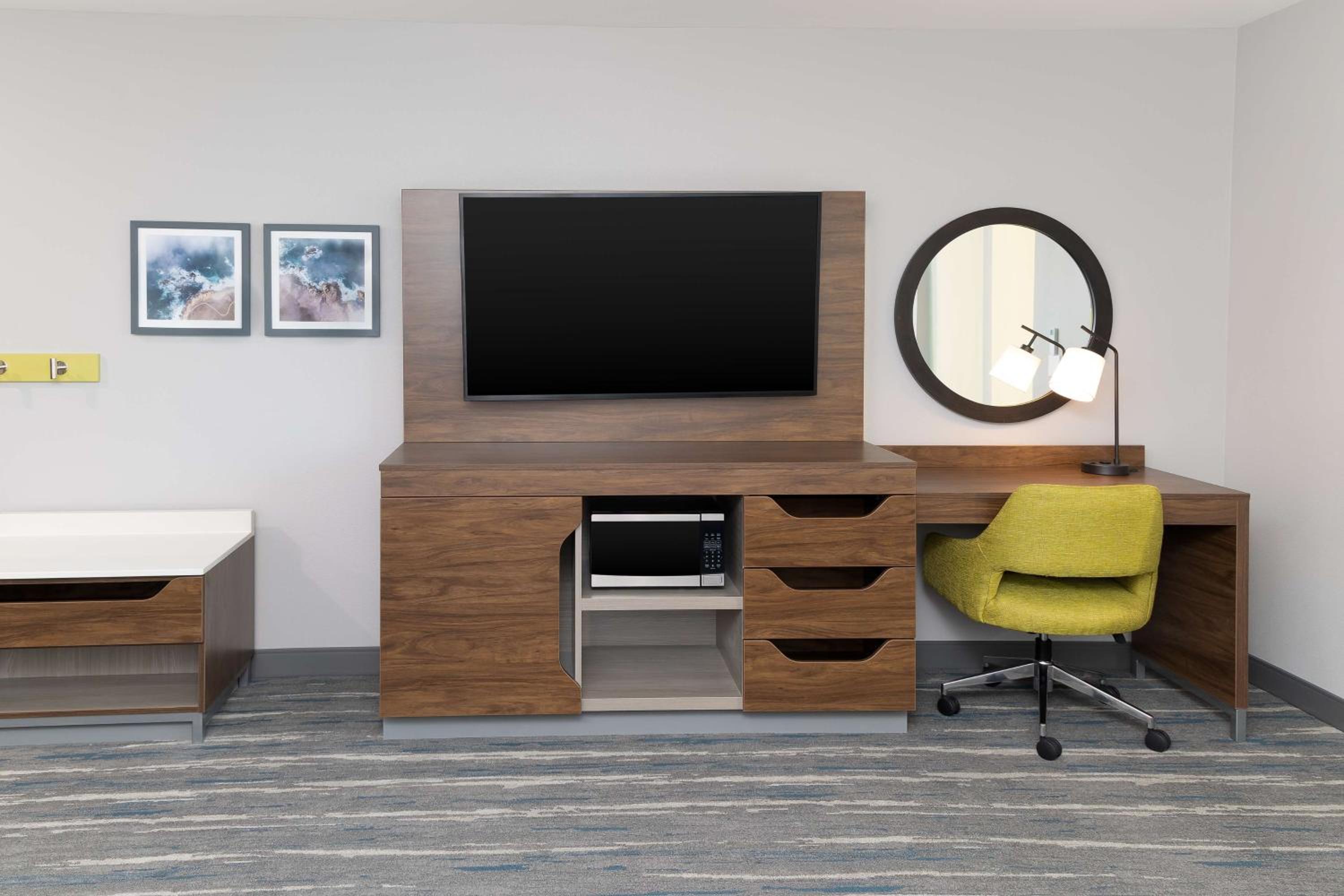 Queen Room with Two Queen Beds and Bath Tub - Mobility Access - Photo 7
