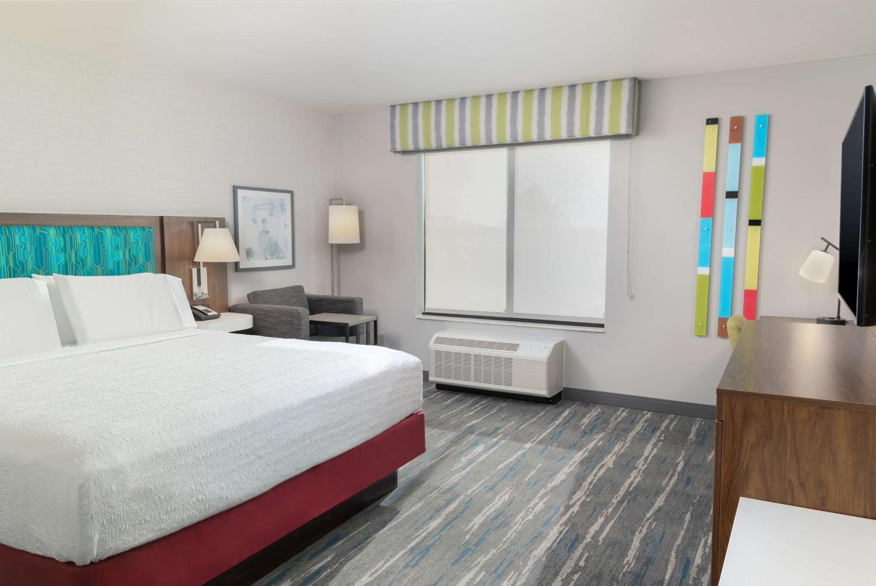 King Room with Microwave and Fridge - Photo 2