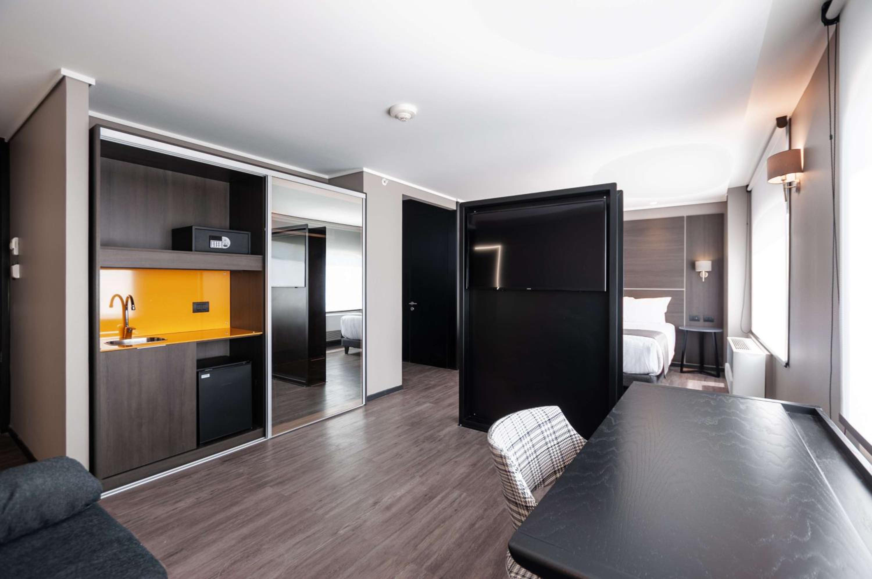 Junior King Suite with Sofa Bed photo 3