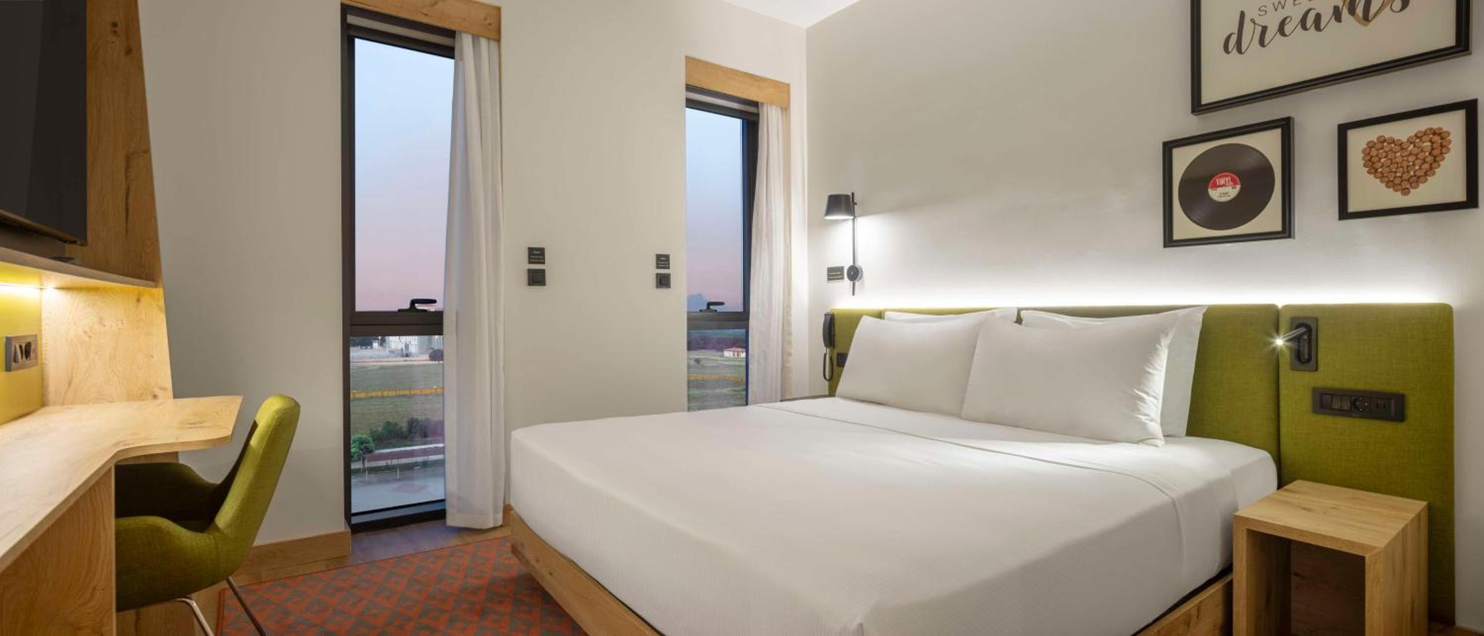 King Room - Non-Smoking - Photo 1