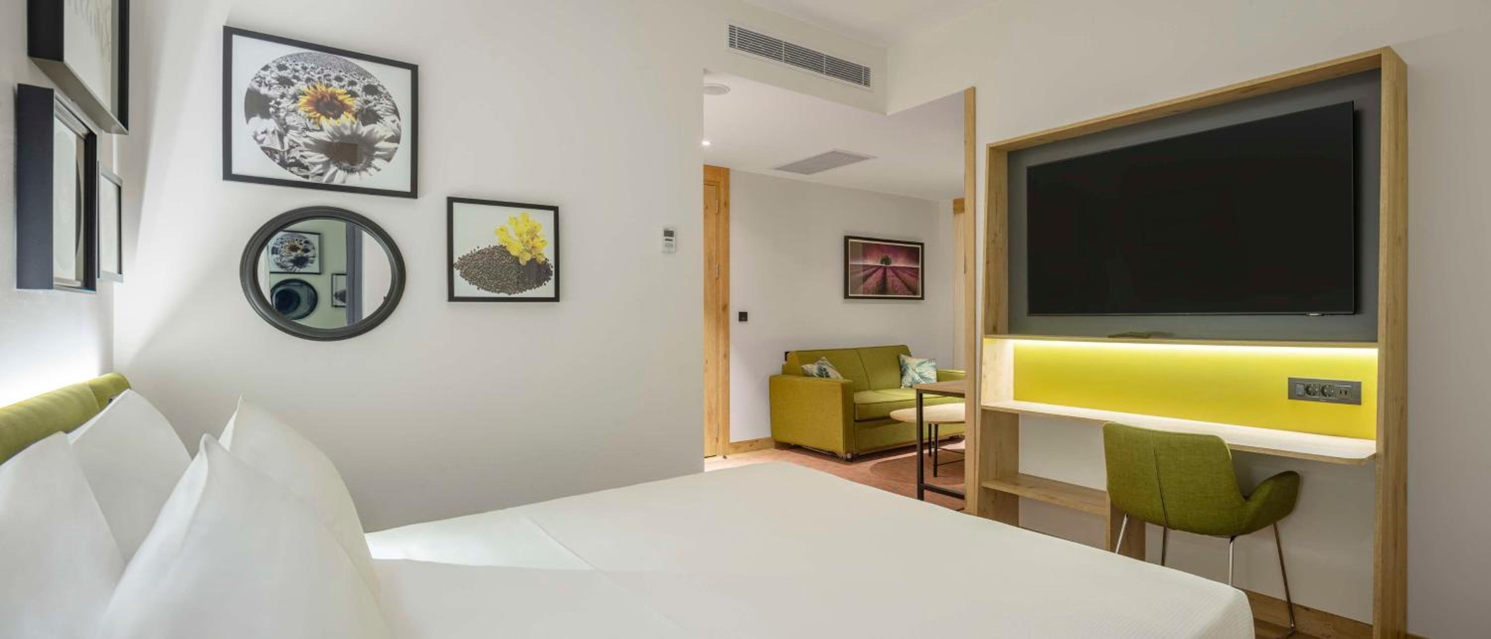 Corner King Room with Sofa Bed - Non-Smoking - Photo 1