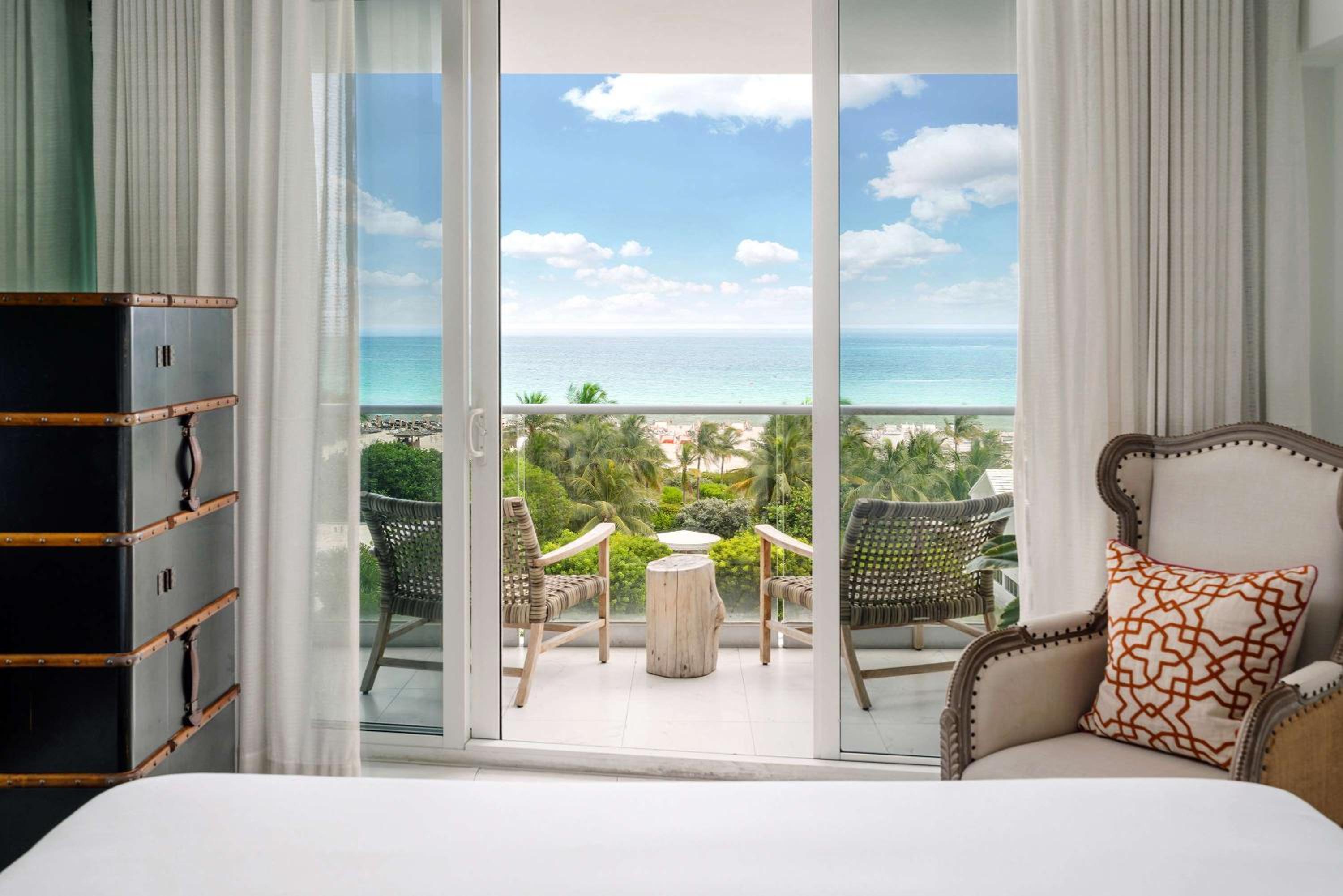 King Room with One King Bed and Balcony (Non Smoking) (Accessible)