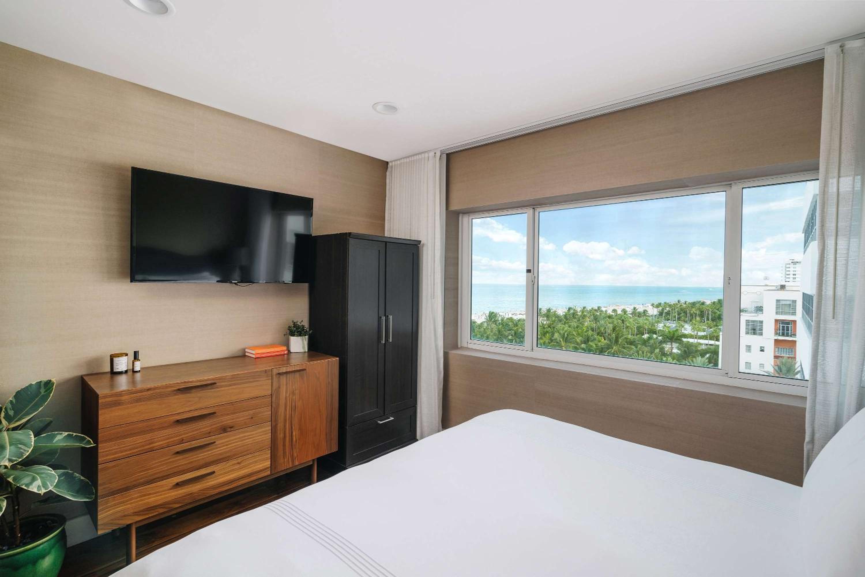 One Bedroom Suite Ocean Front thumbnail 6