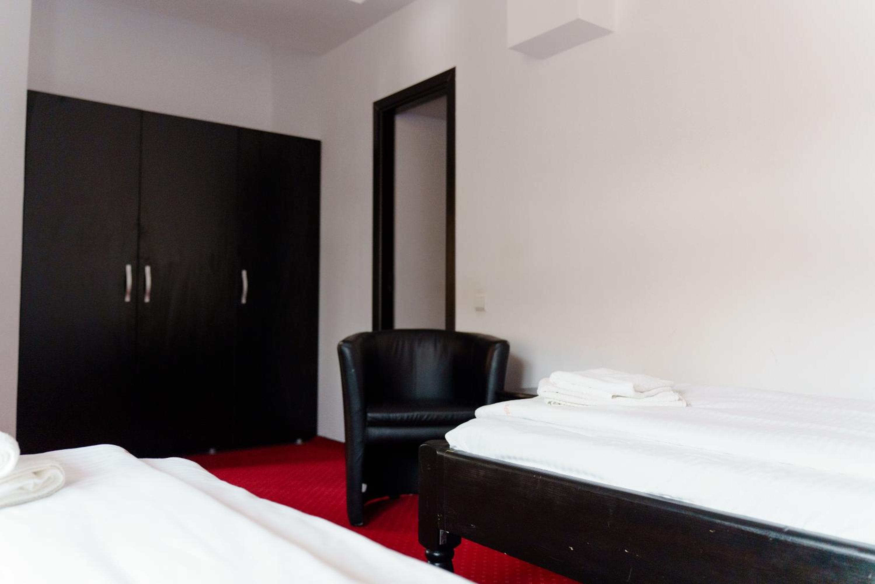 Twin Room - Photo 4