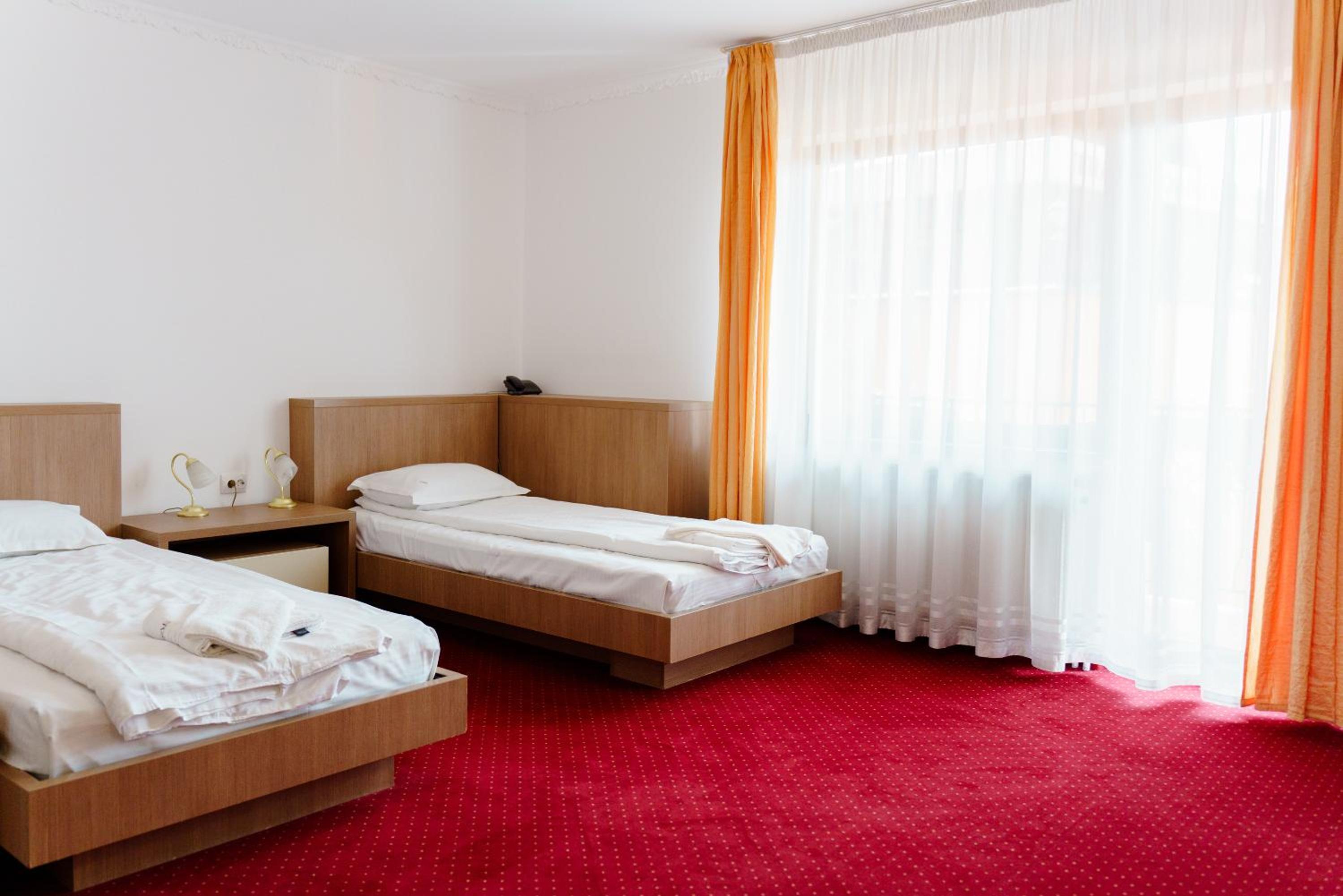 Twin Room - Photo 5