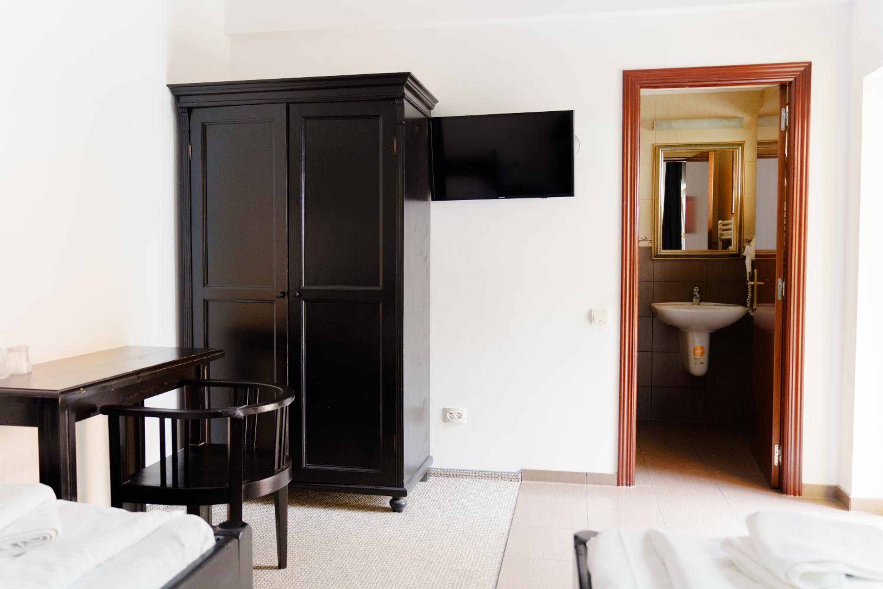 Twin Room - Photo 7
