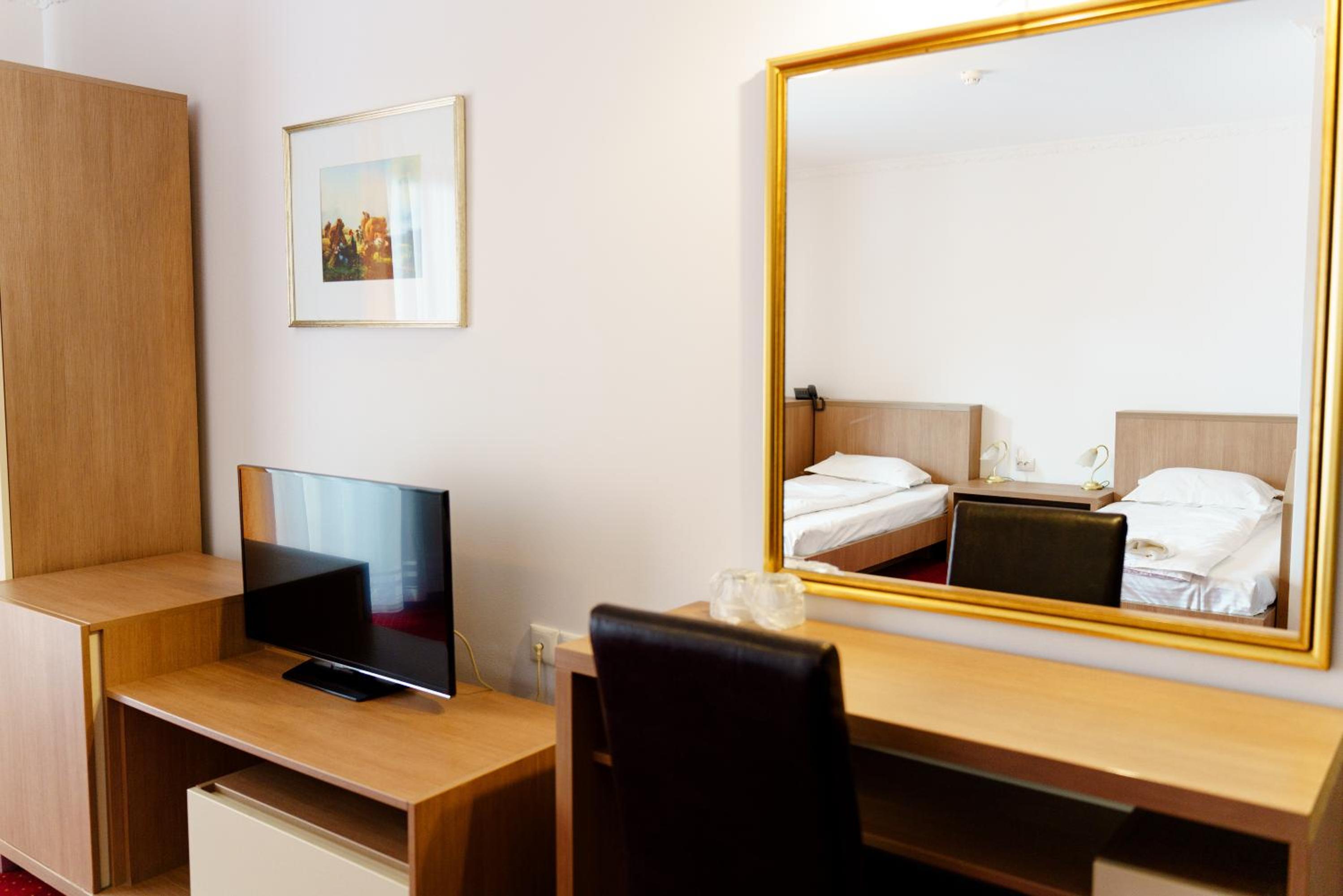 Twin Room - Photo 8