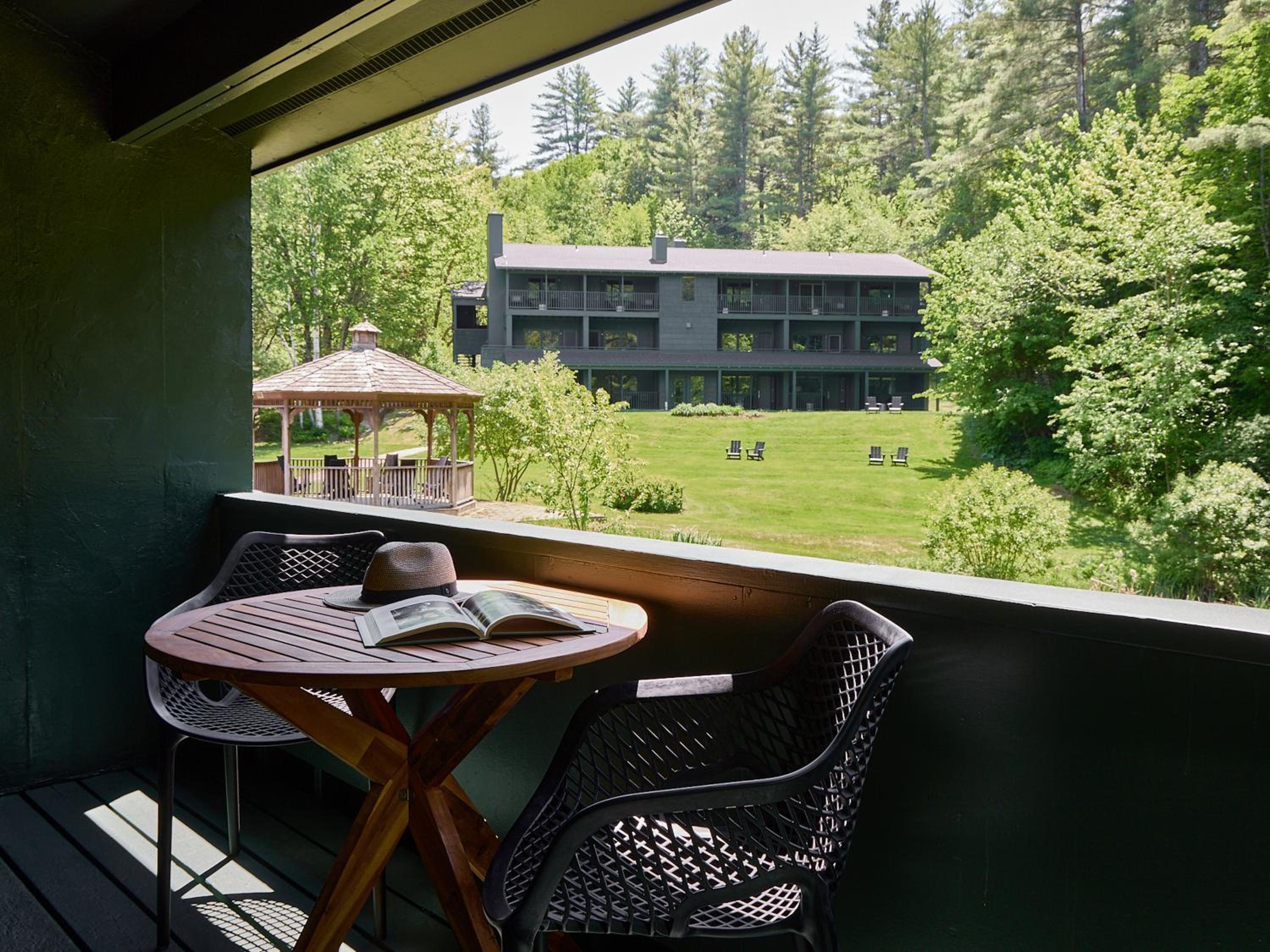 Deluxe King with Balcony - Photo 4